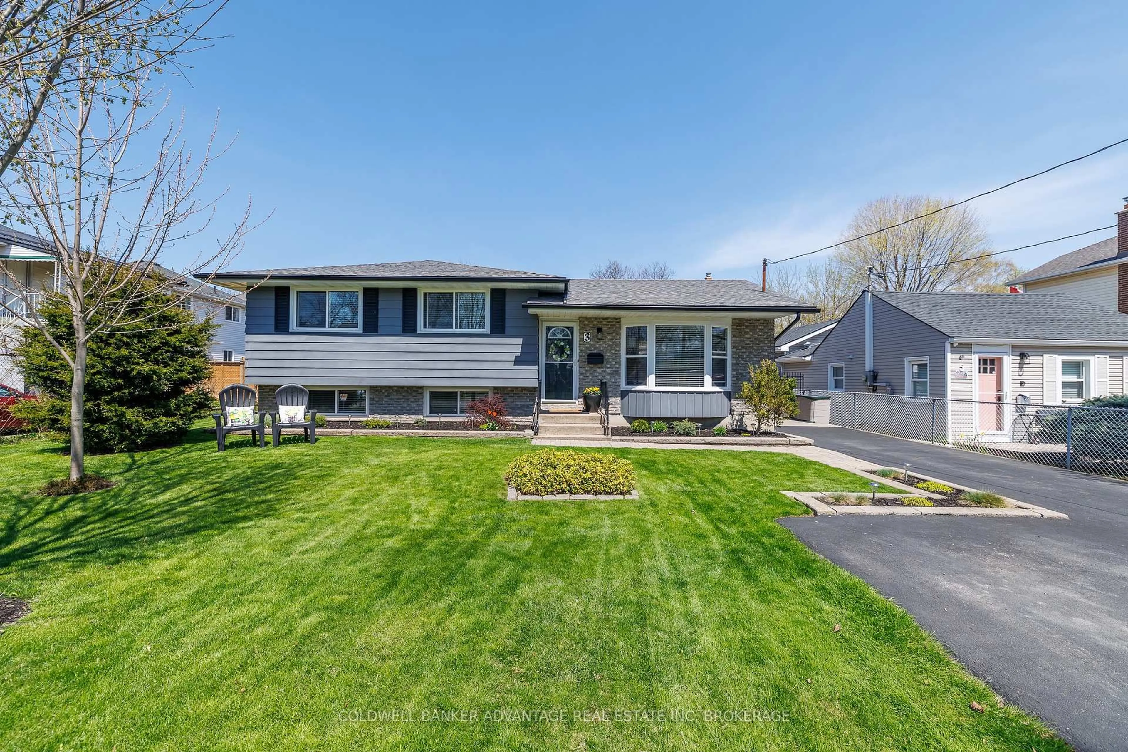 Home with vinyl exterior material, street for 3 Northglen Ave, St. Catharines Ontario L2M 1B3
