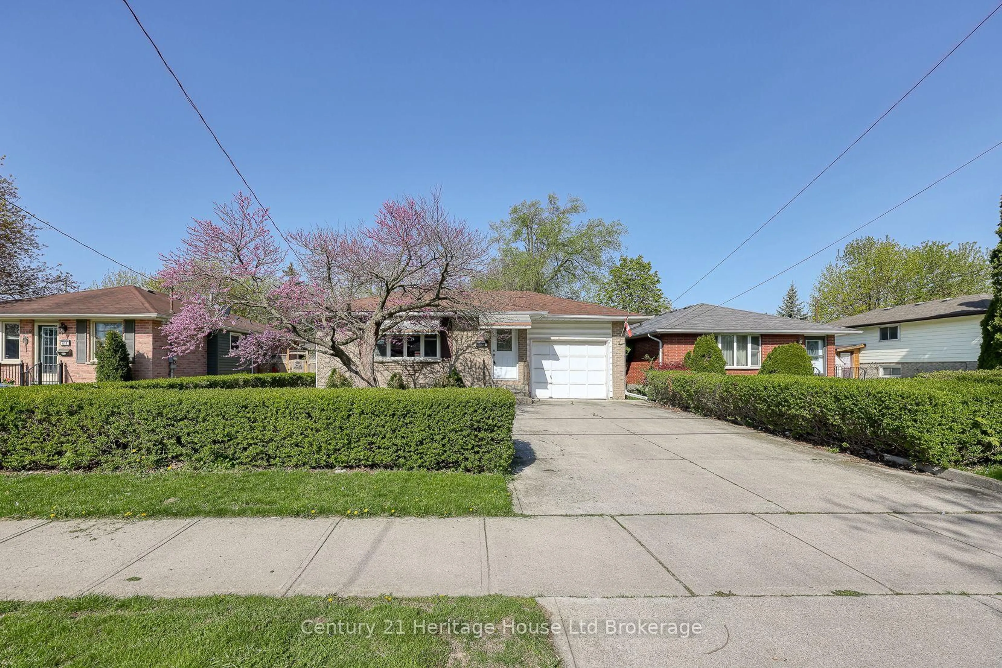 A pic from outside/outdoor area/front of a property/back of a property/a pic from drone, street for 815 Verulam St, London South Ontario N6C 4Y6