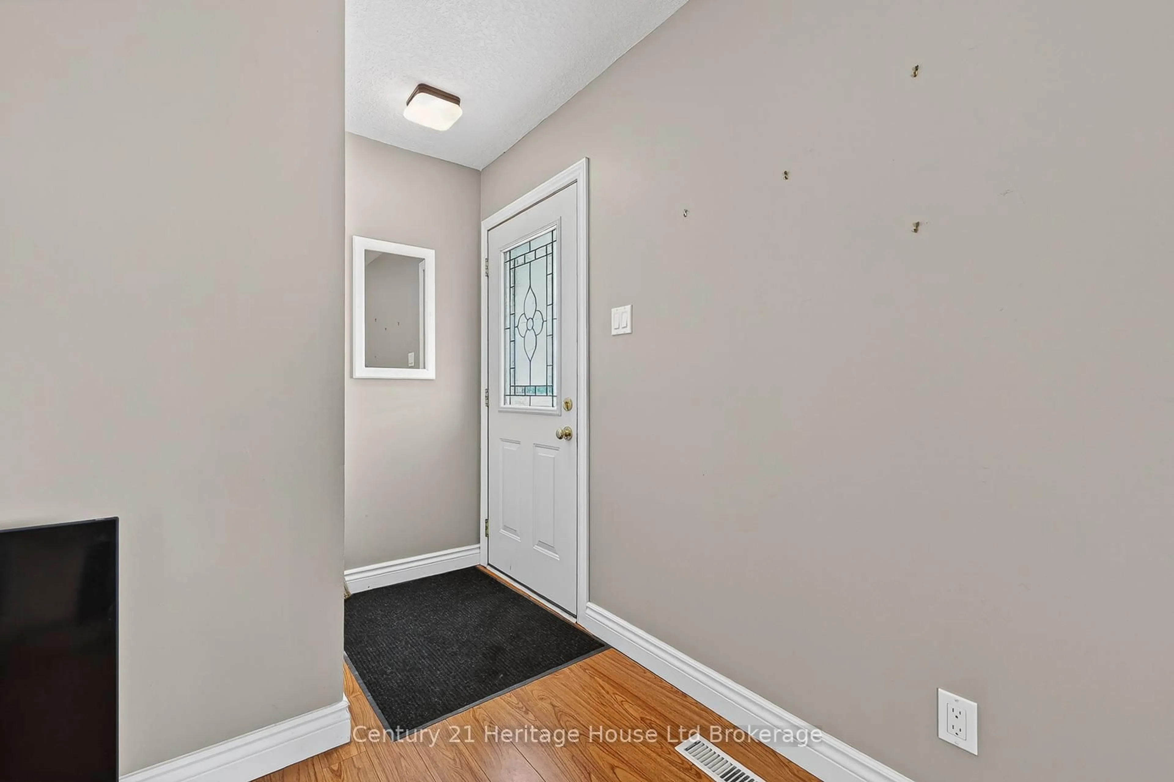 Indoor entryway for 815 Verulam St, London South Ontario N6C 4Y6