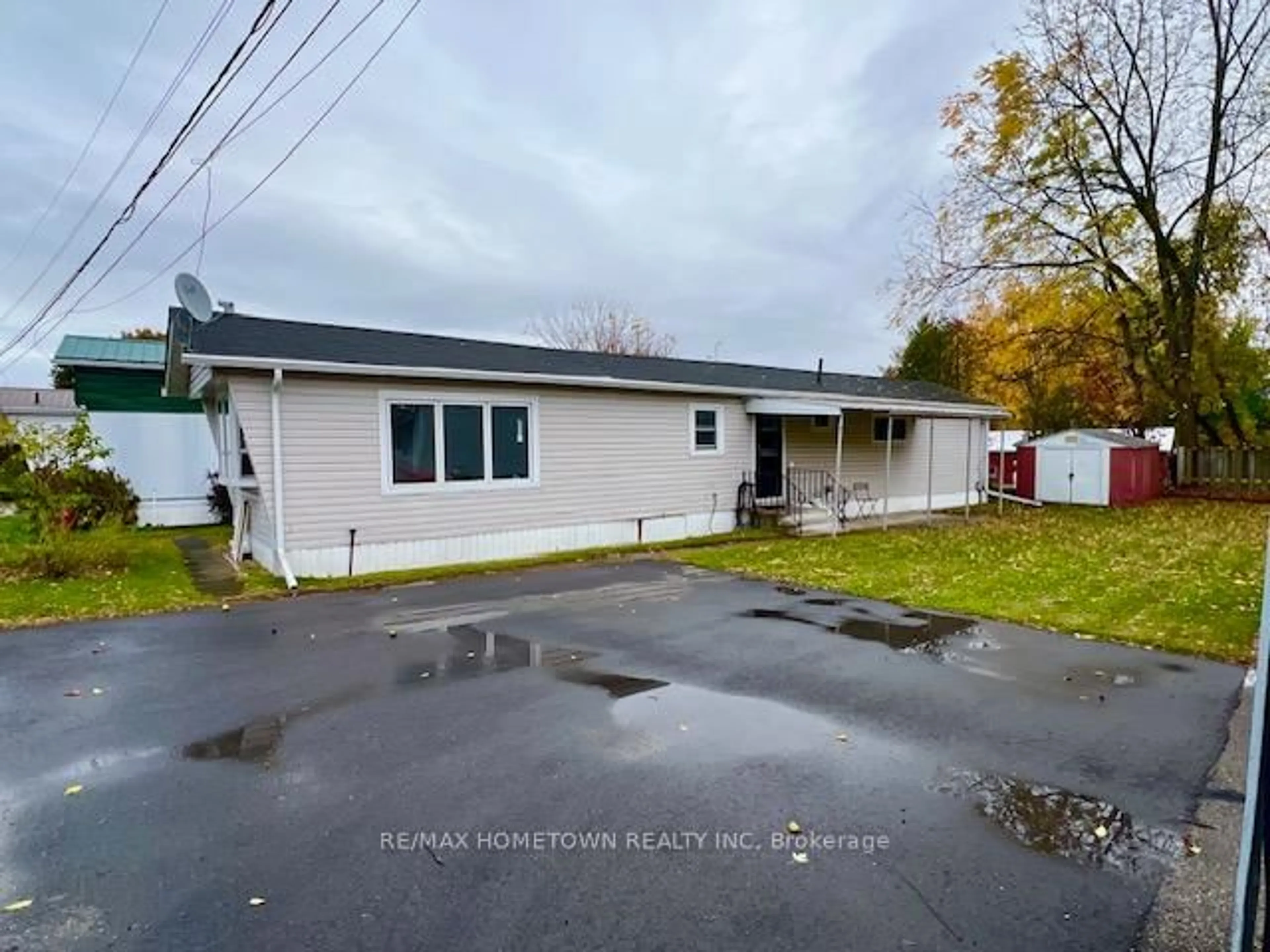 A pic from outside/outdoor area/front of a property/back of a property/a pic from drone, street for 1871 Oxford Ave #3, Elizabethtown-Kitley Ontario K6V 7B5
