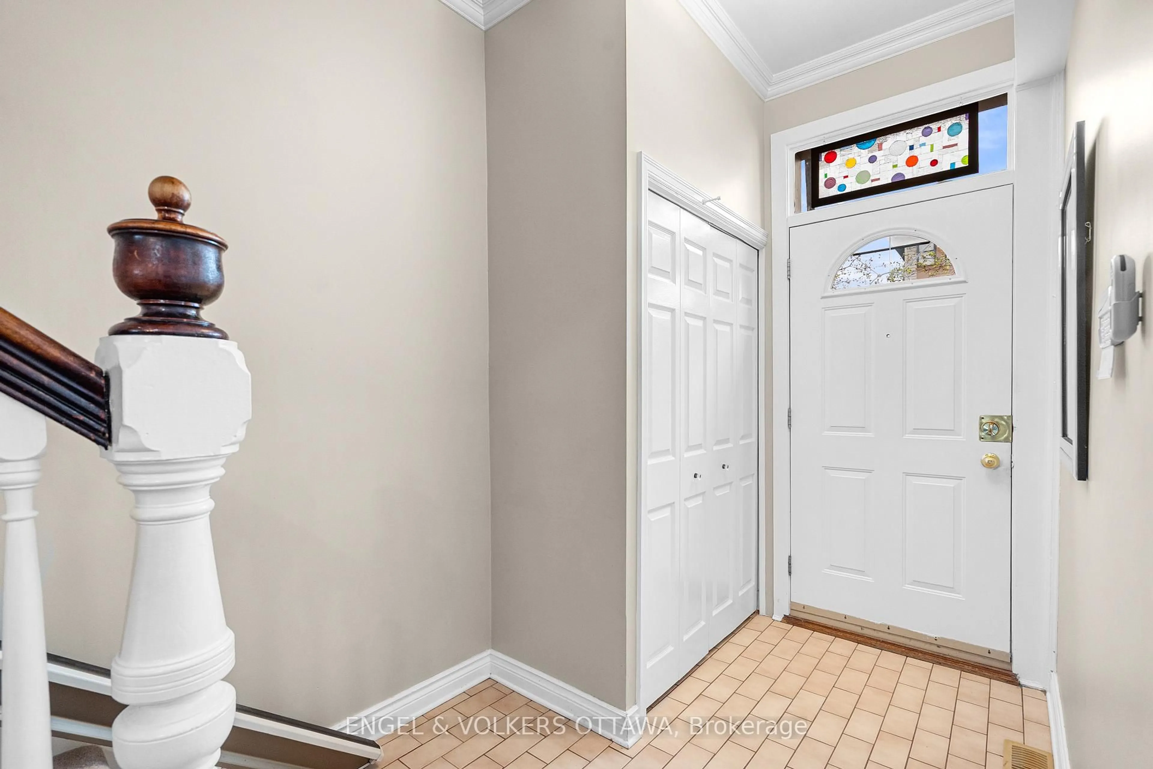 Indoor entryway for 82 Second Ave, Ottawa Ontario K1S 2H5