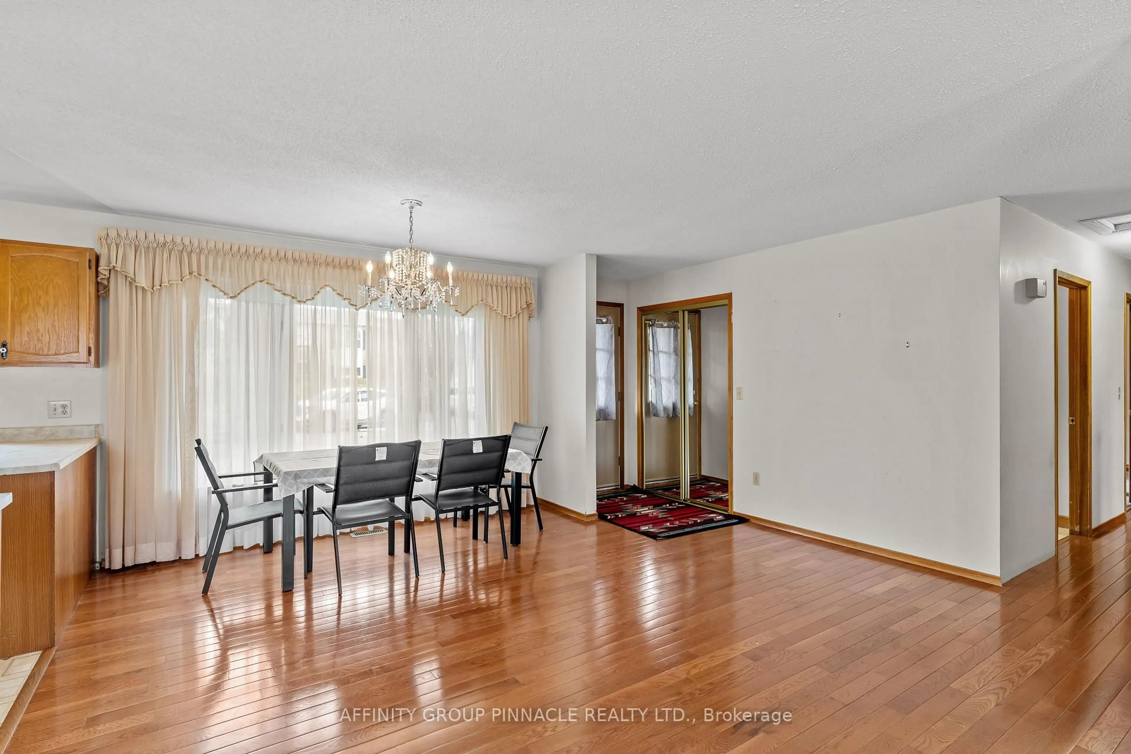 Dining room, wood/laminate floor for 28 Water St, Kawartha Lakes Ontario K9V 2C8