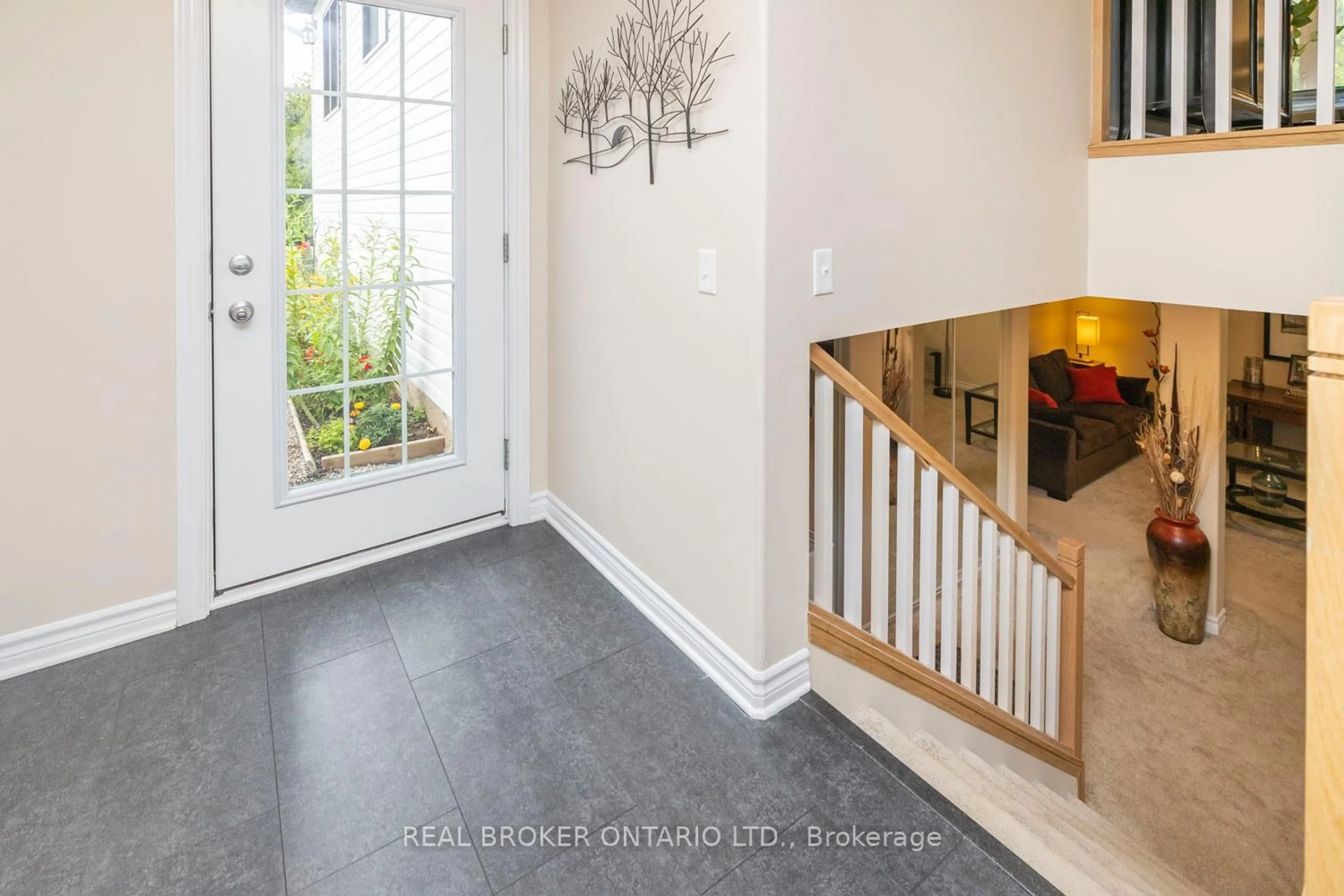 Indoor entryway for 486 CODE Dr, Smiths Falls Ontario K7A 4S6