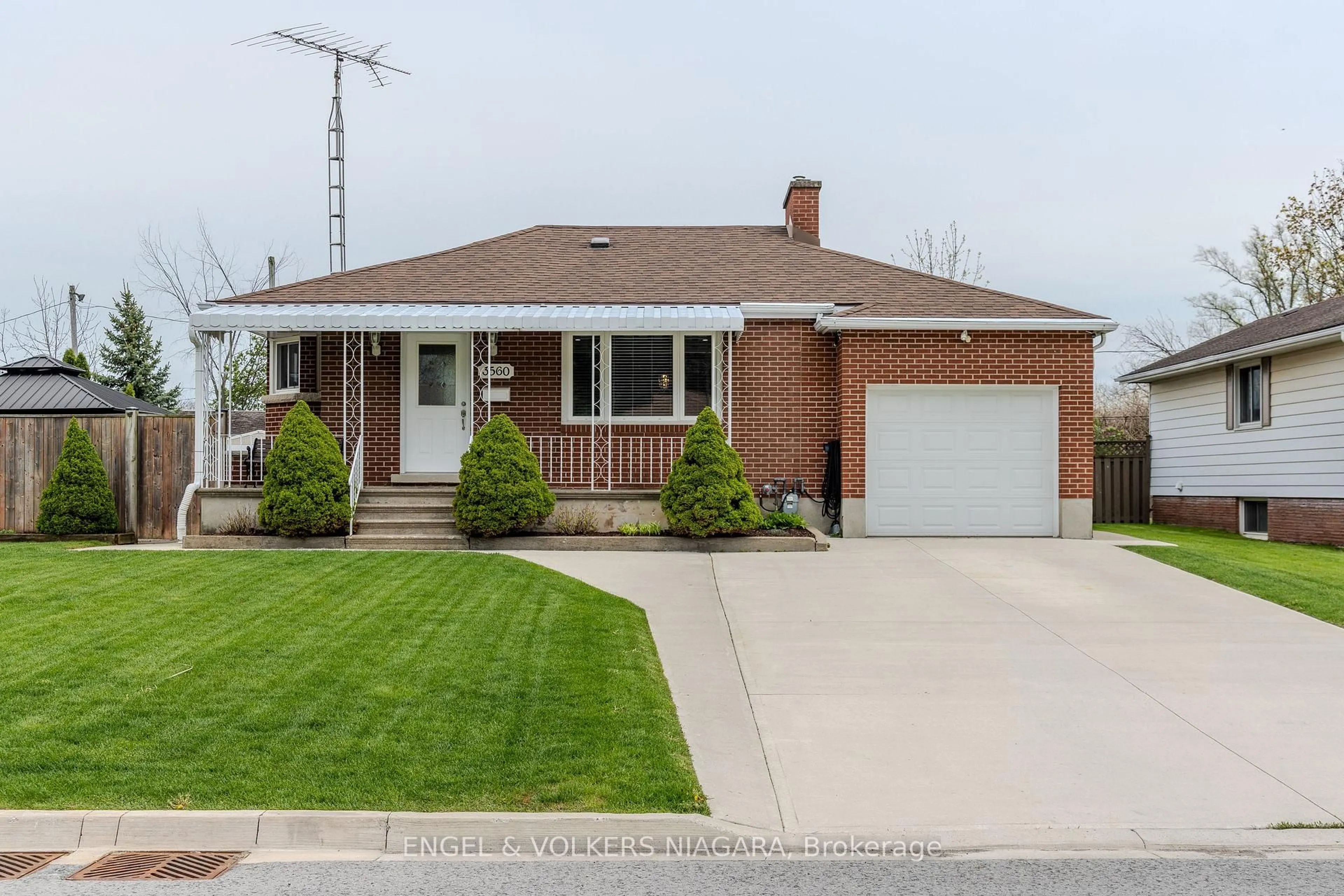 Home with brick exterior material, street for 3560 Rapidsview Dr, Niagara Falls Ontario L2G 6C4