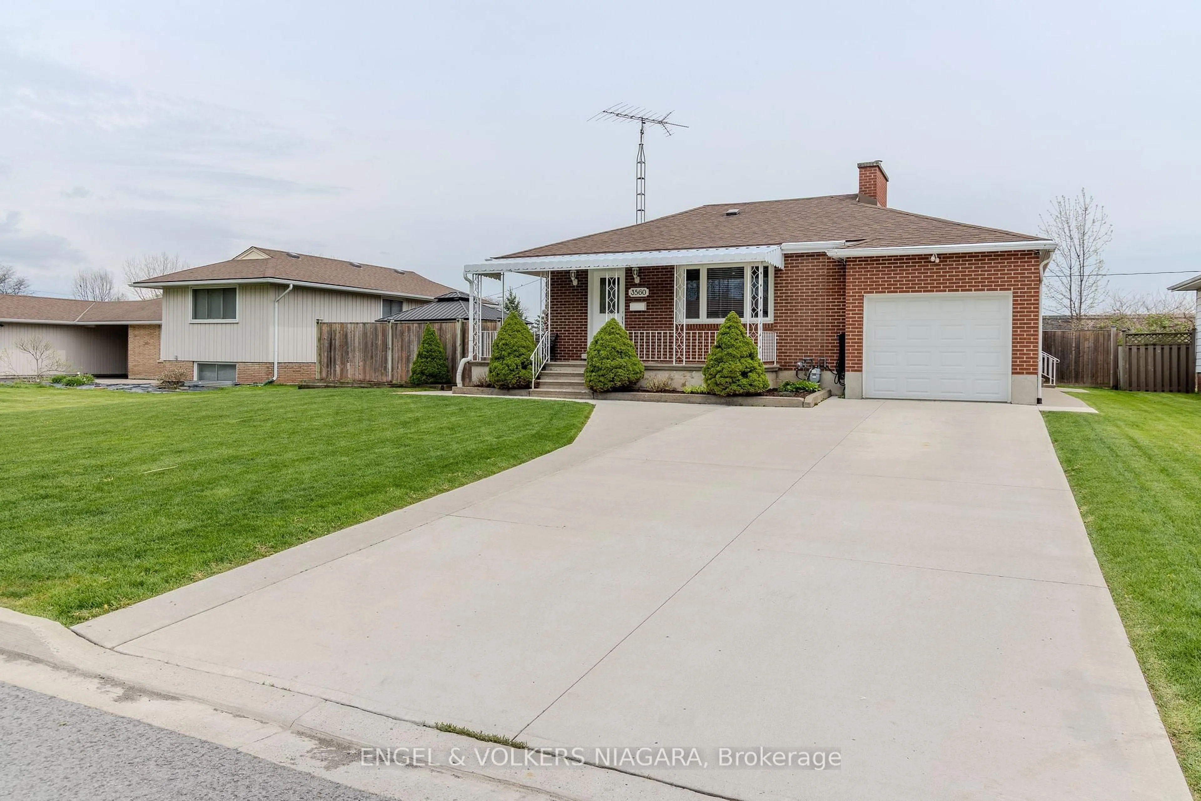 Home with brick exterior material, street for 3560 Rapidsview Dr, Niagara Falls Ontario L2G 6C4