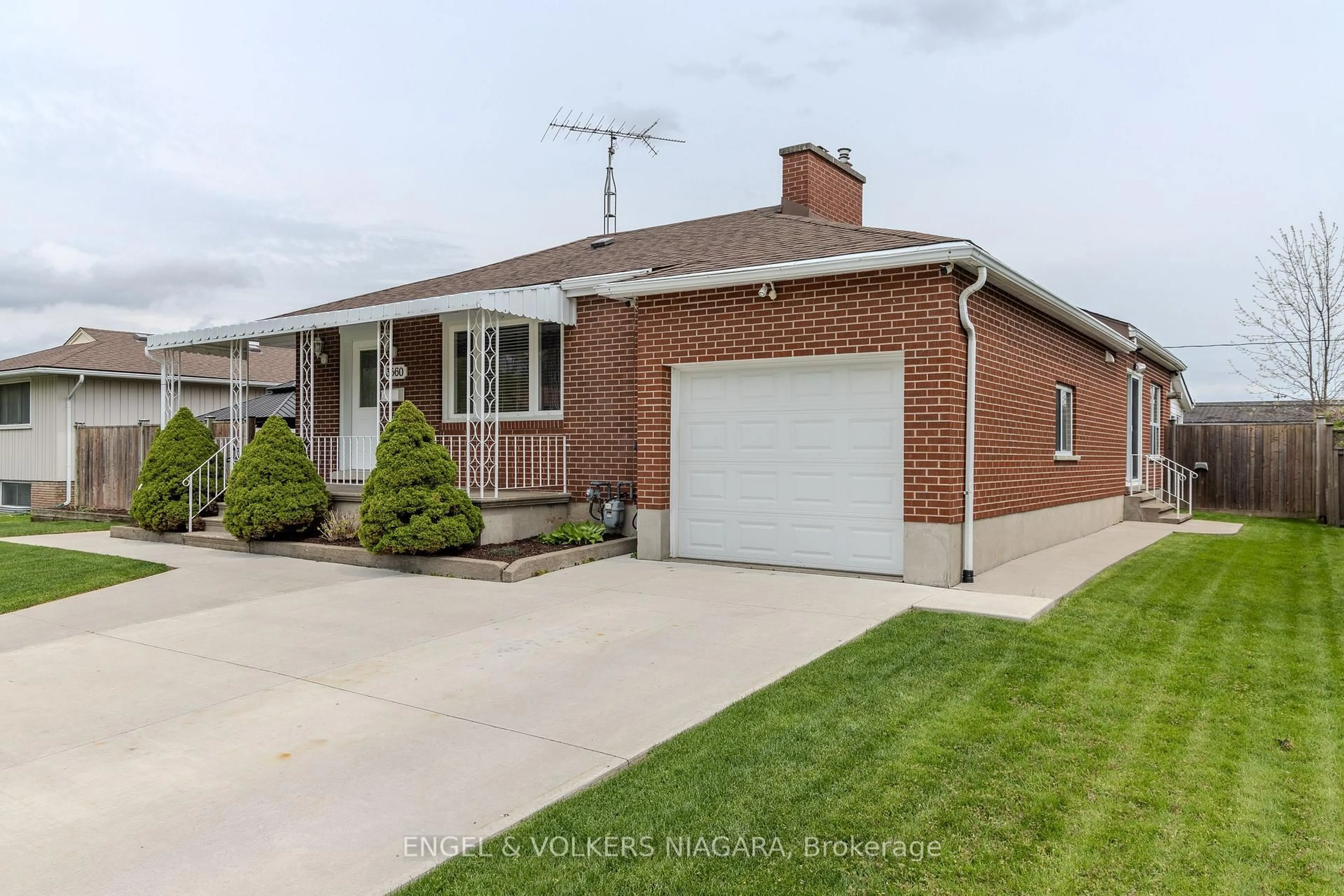 Home with brick exterior material, street for 3560 Rapidsview Dr, Niagara Falls Ontario L2G 6C4