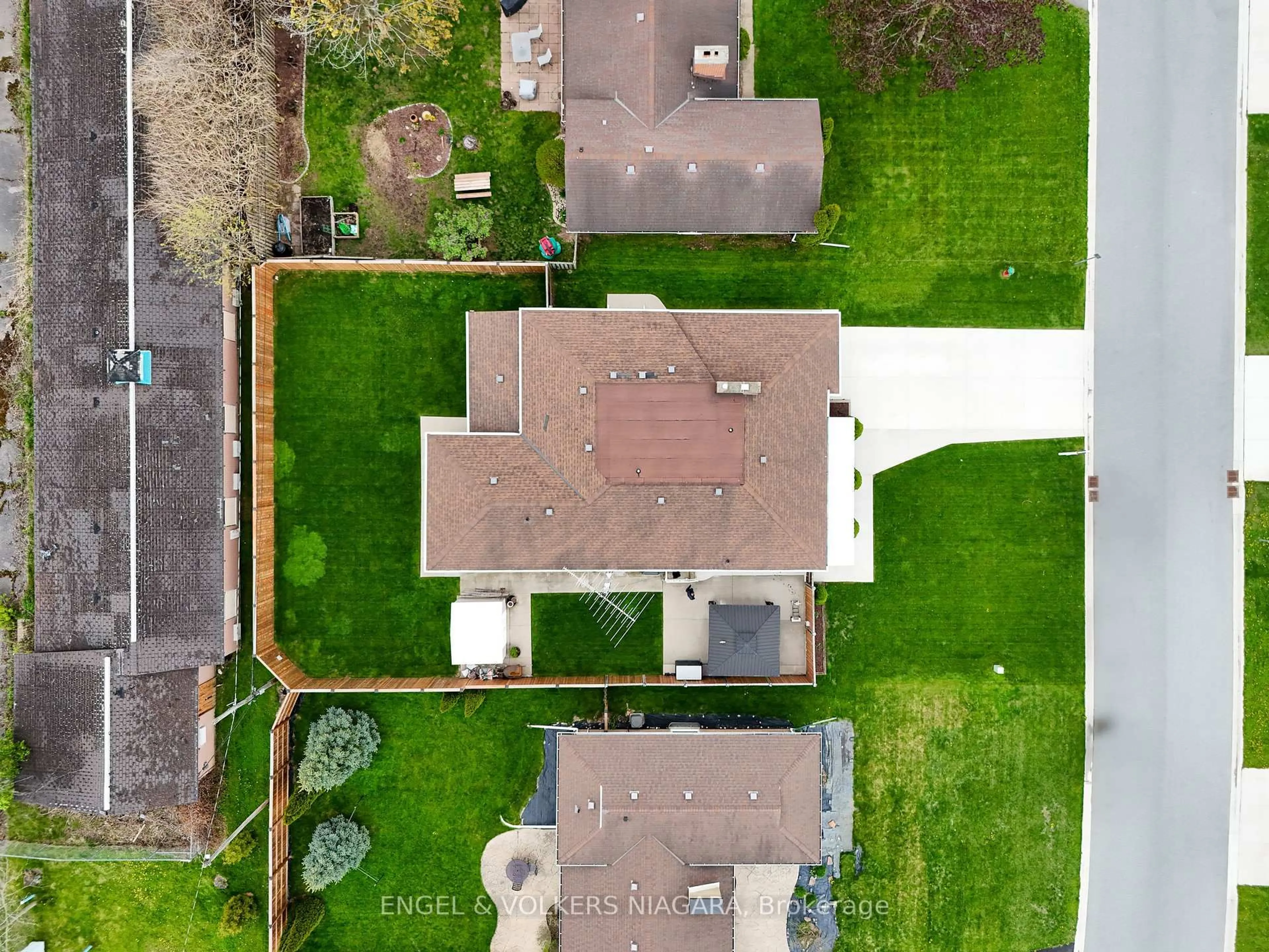 A pic from outside/outdoor area/front of a property/back of a property/a pic from drone, street for 3560 Rapidsview Dr, Niagara Falls Ontario L2G 6C4