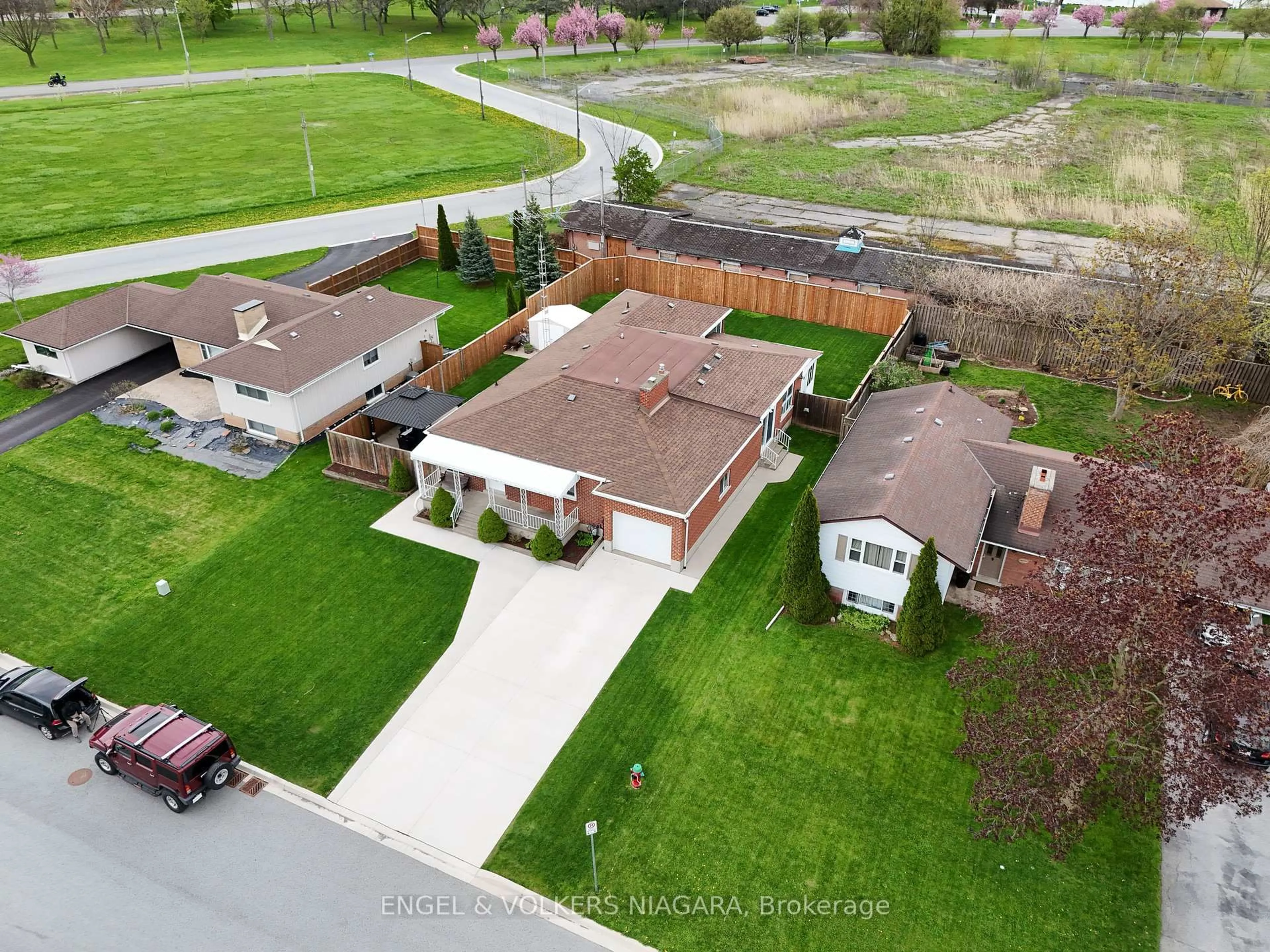 A pic from outside/outdoor area/front of a property/back of a property/a pic from drone, street for 3560 Rapidsview Dr, Niagara Falls Ontario L2G 6C4