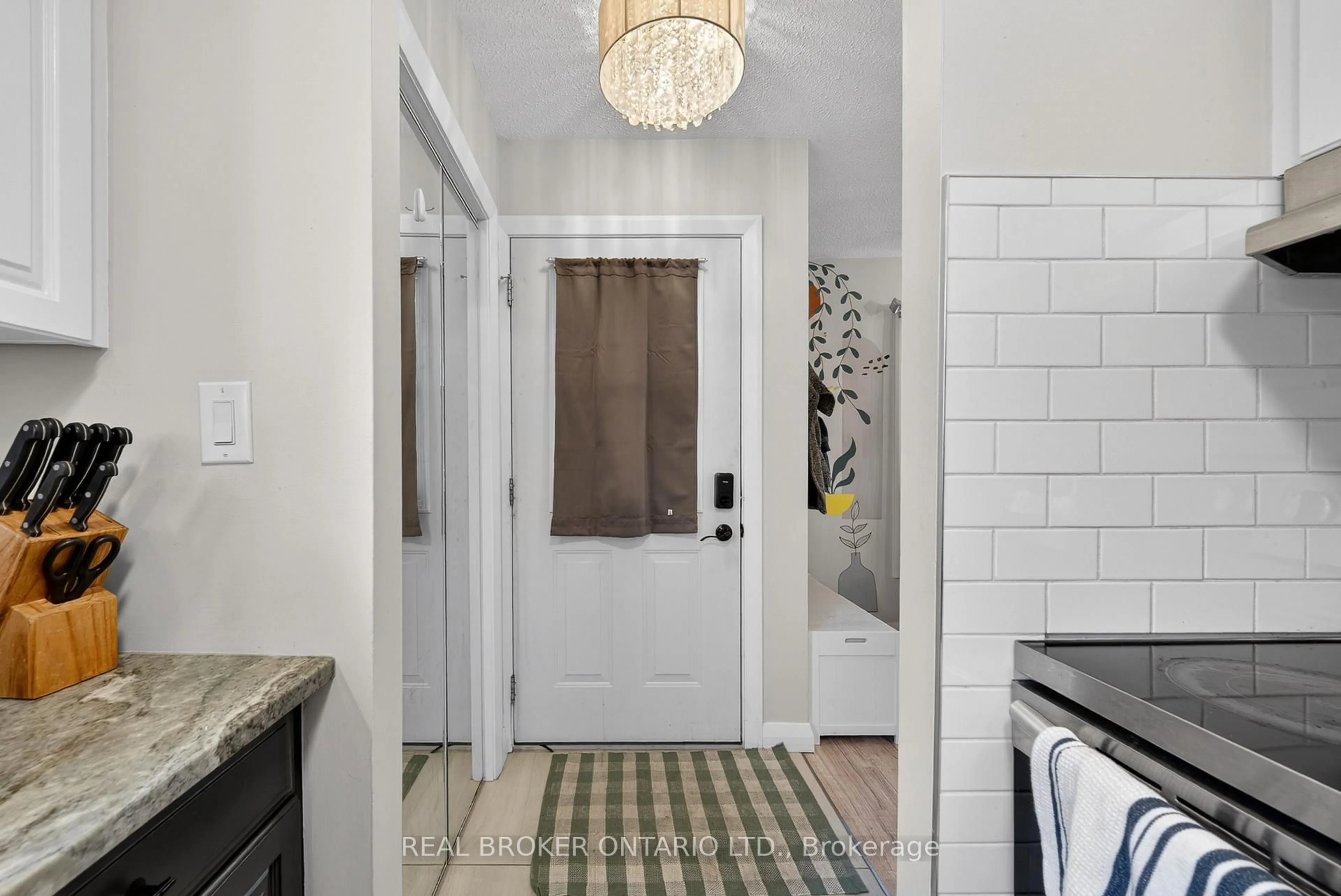Indoor entryway for 136 Rockwood Ave, St. Catharines Ontario L2P 3R8