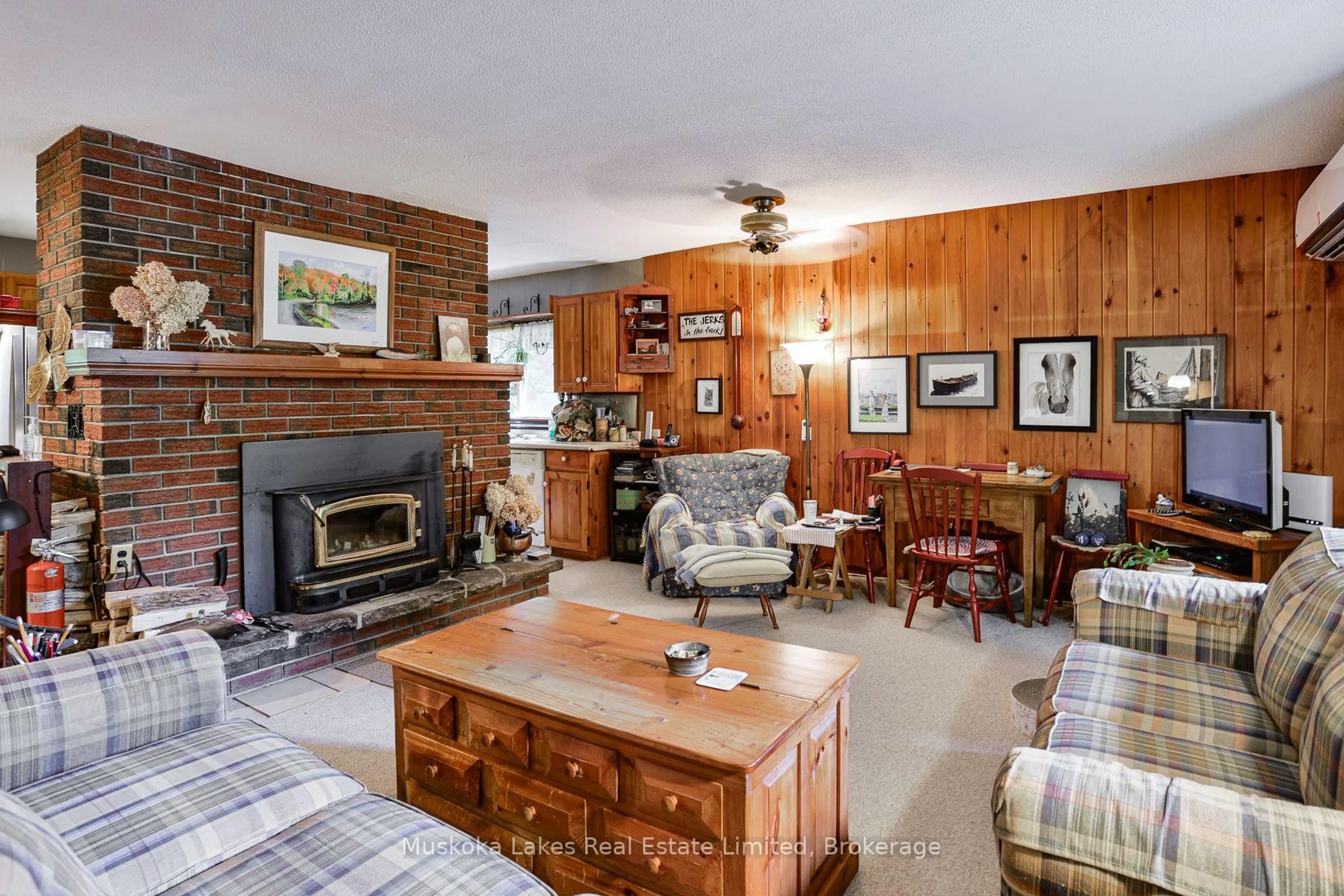 Living room with furniture, unknown for 2065 Peninsula Rd, Muskoka Lakes Ontario P0B 1G0