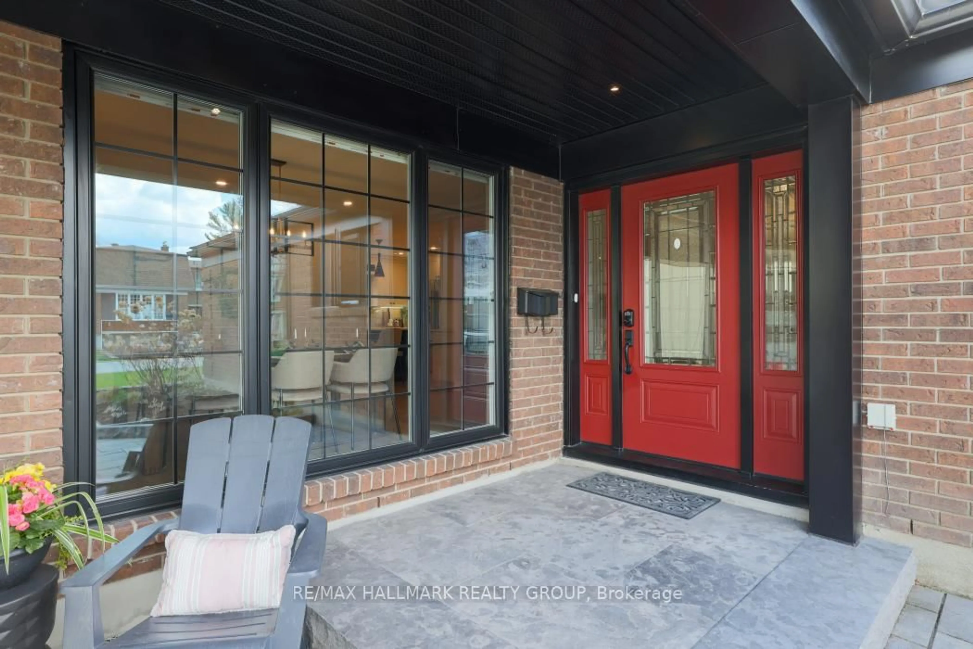 Indoor entryway for 1996 Quincy Ave, Ottawa Ontario K1J 6B5