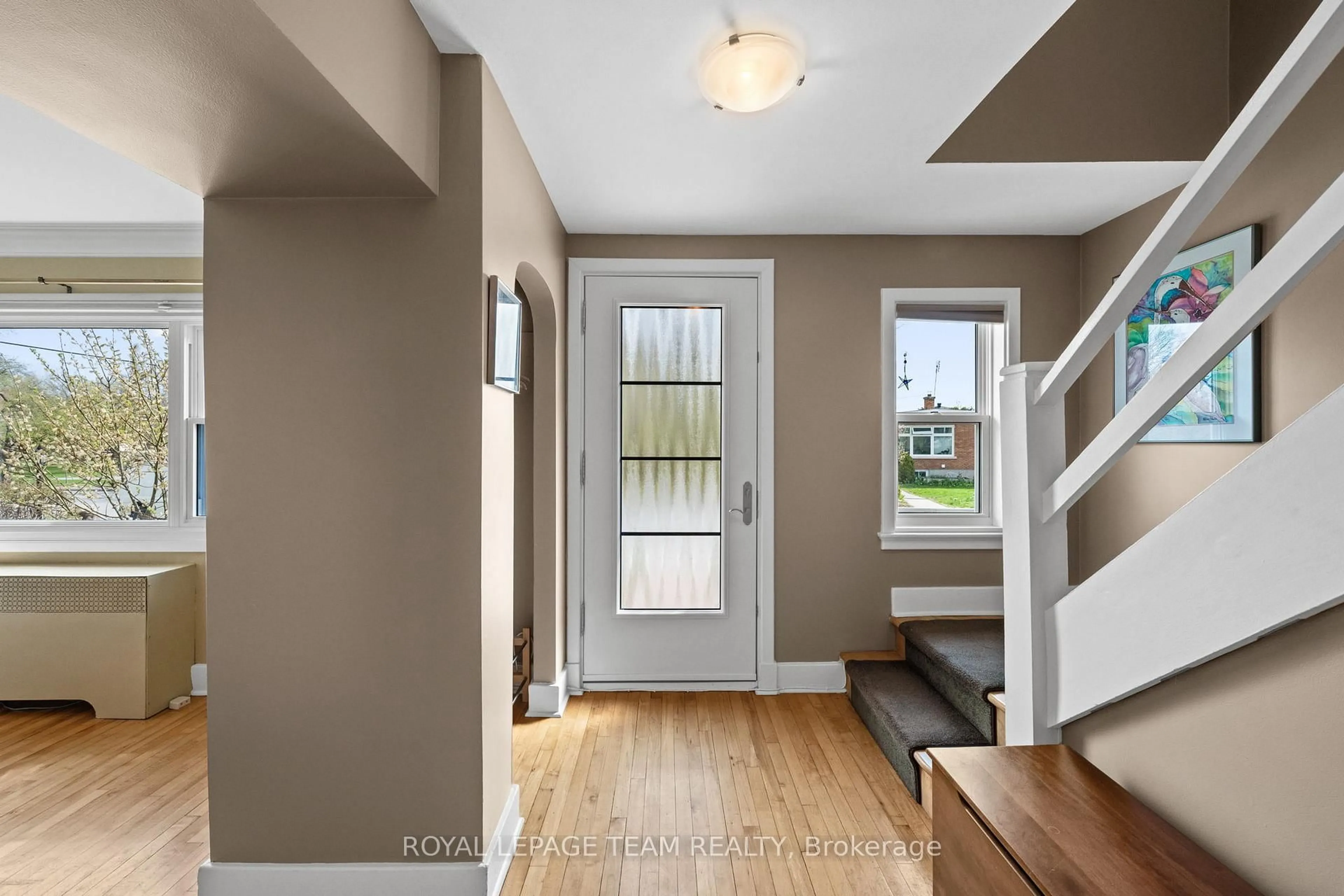 Indoor entryway for 108 Onslow Cres, Ottawa Ontario K1S 1G4