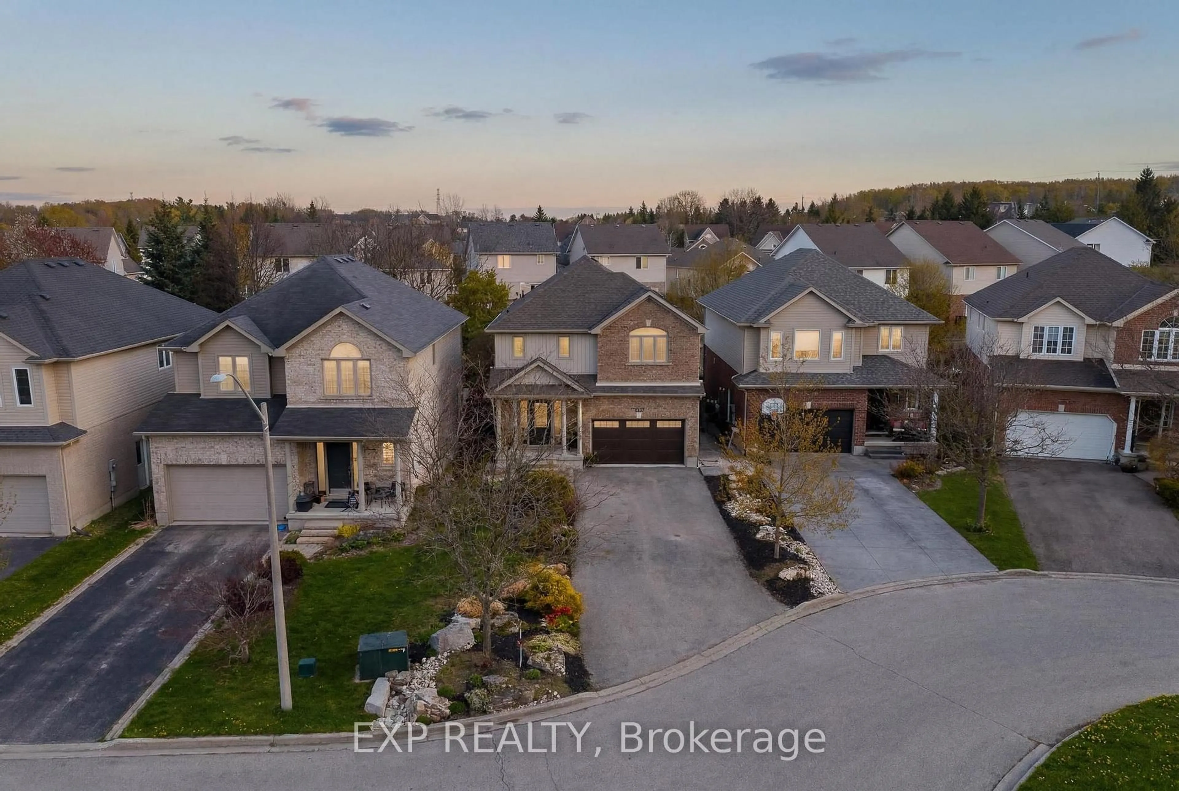 A pic from outside/outdoor area/front of a property/back of a property/a pic from drone, street for 631 Woodlawn Pl, Waterloo Ontario N2T 0A1