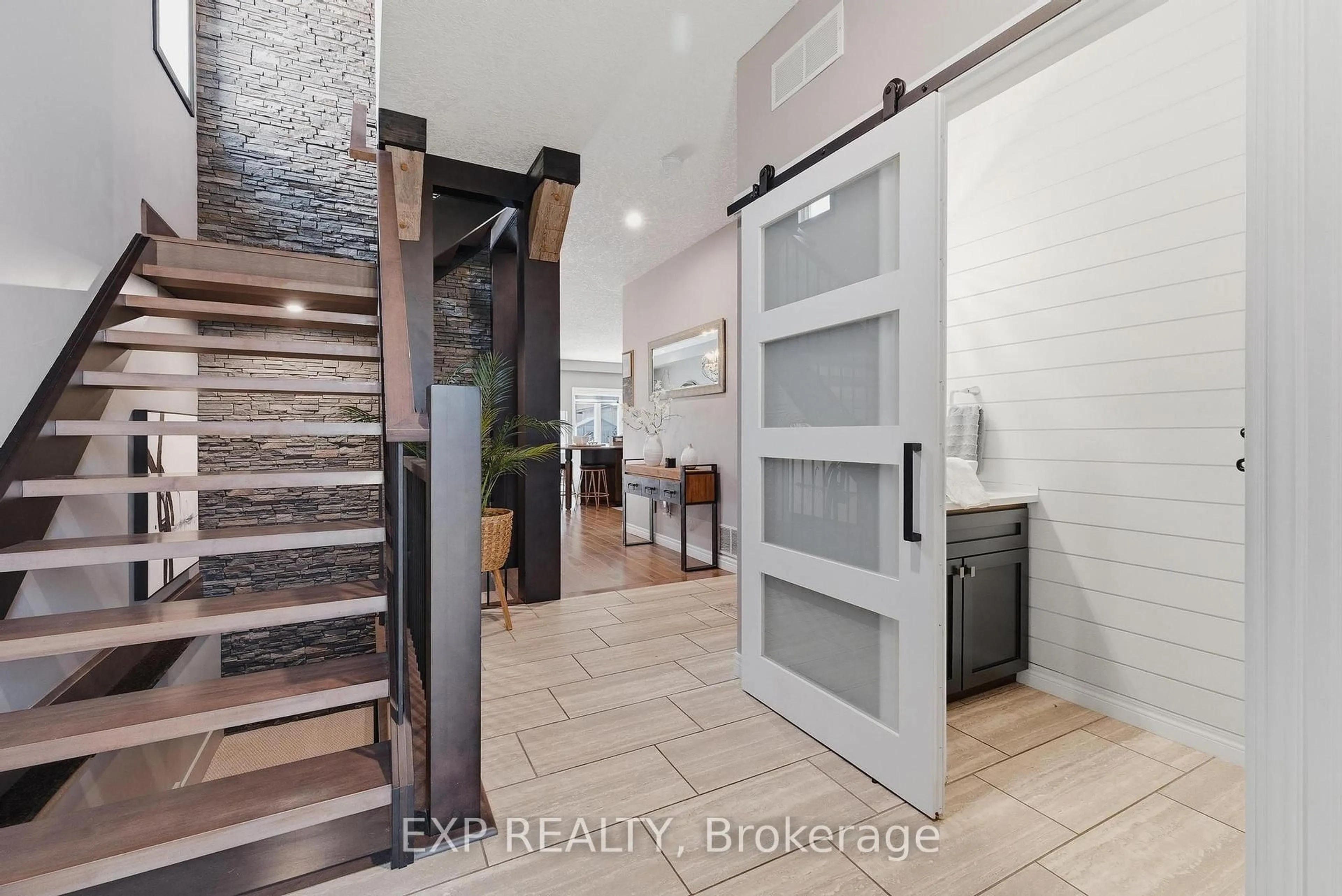 Indoor entryway for 631 Woodlawn Pl, Waterloo Ontario N2T 0A1