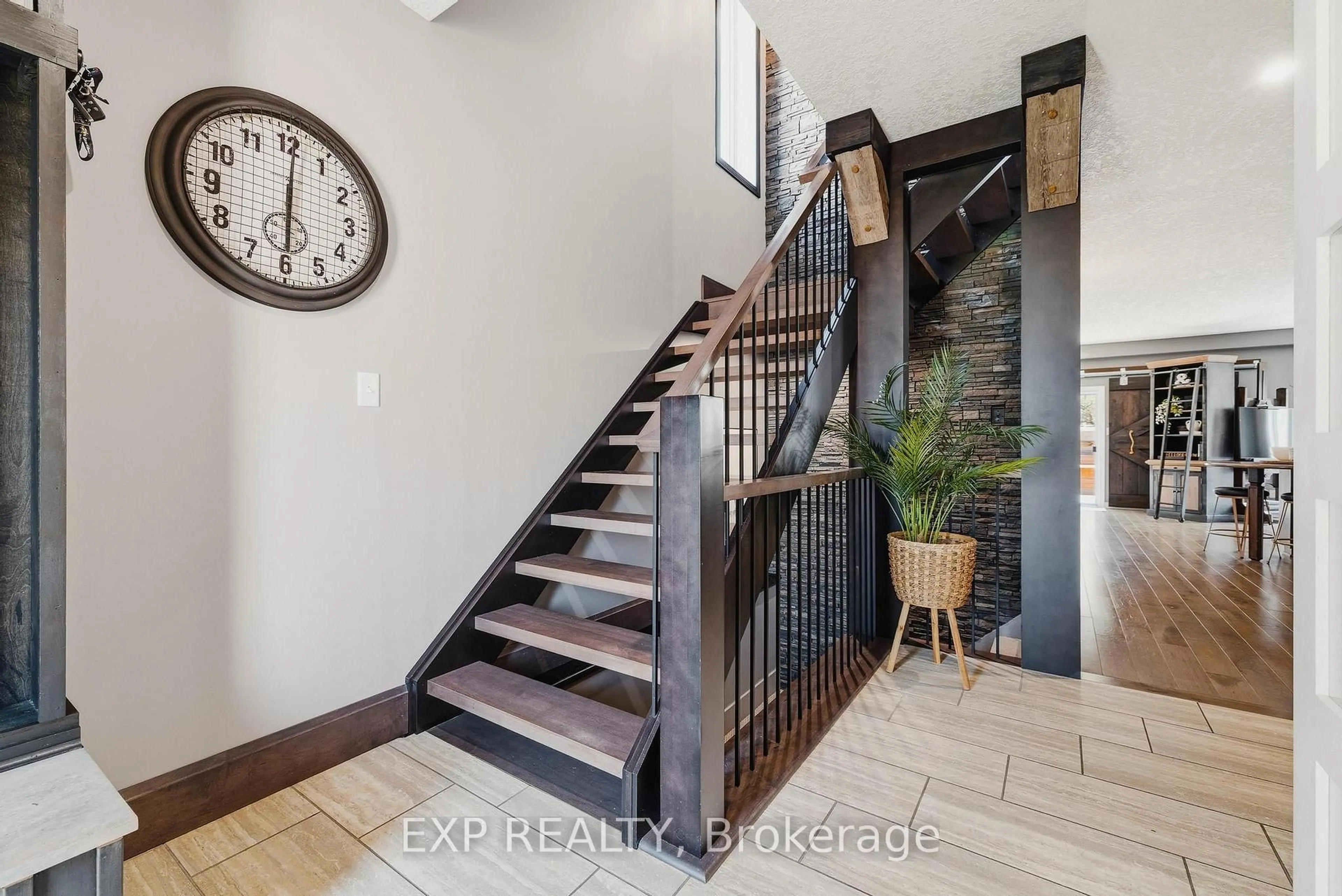Indoor entryway for 631 Woodlawn Pl, Waterloo Ontario N2T 0A1