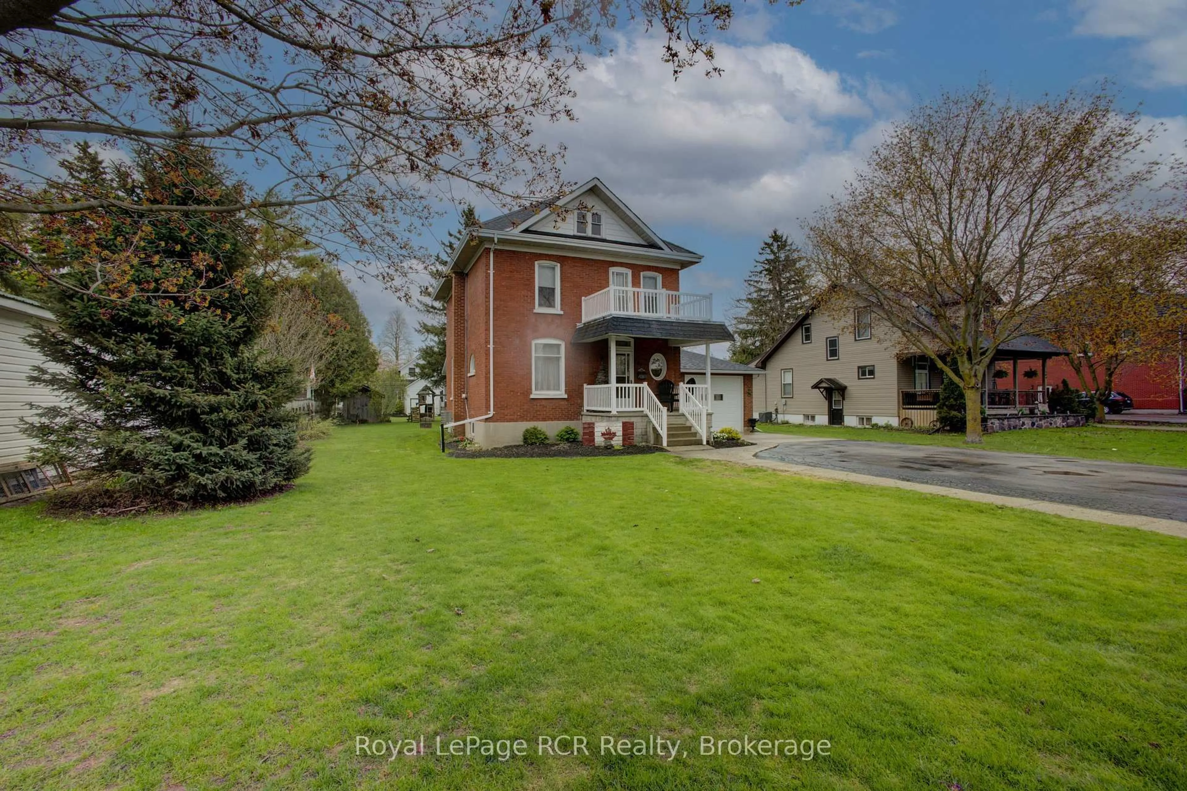 A pic from outside/outdoor area/front of a property/back of a property/a pic from drone, street for 187 King St, North Perth Ontario N0G 1B0