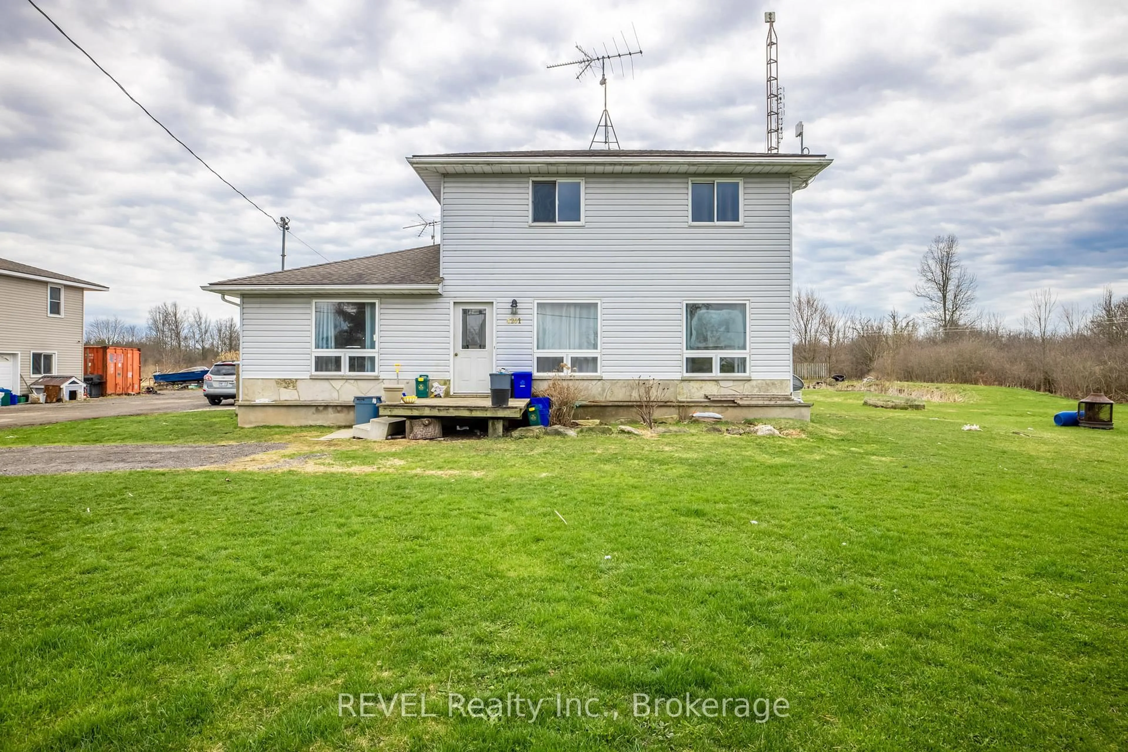 A pic from outside/outdoor area/front of a property/back of a property/a pic from drone, building for 4201 Fox Rd, Fort Erie Ontario L0S 1S0