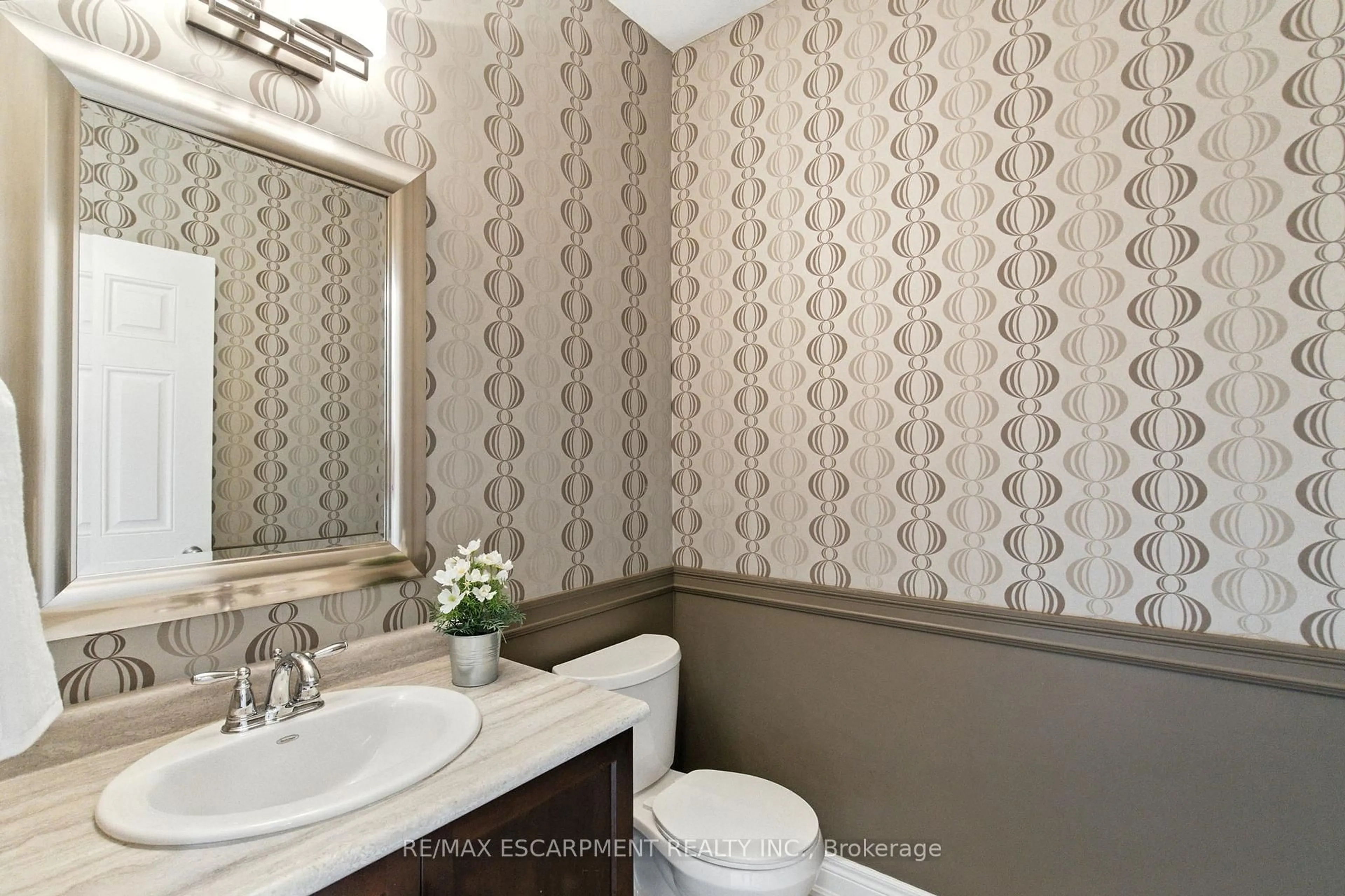 Standard bathroom, ceramic/tile floor for 4 Burgundy Grve, Hamilton Ontario L9K 0E7