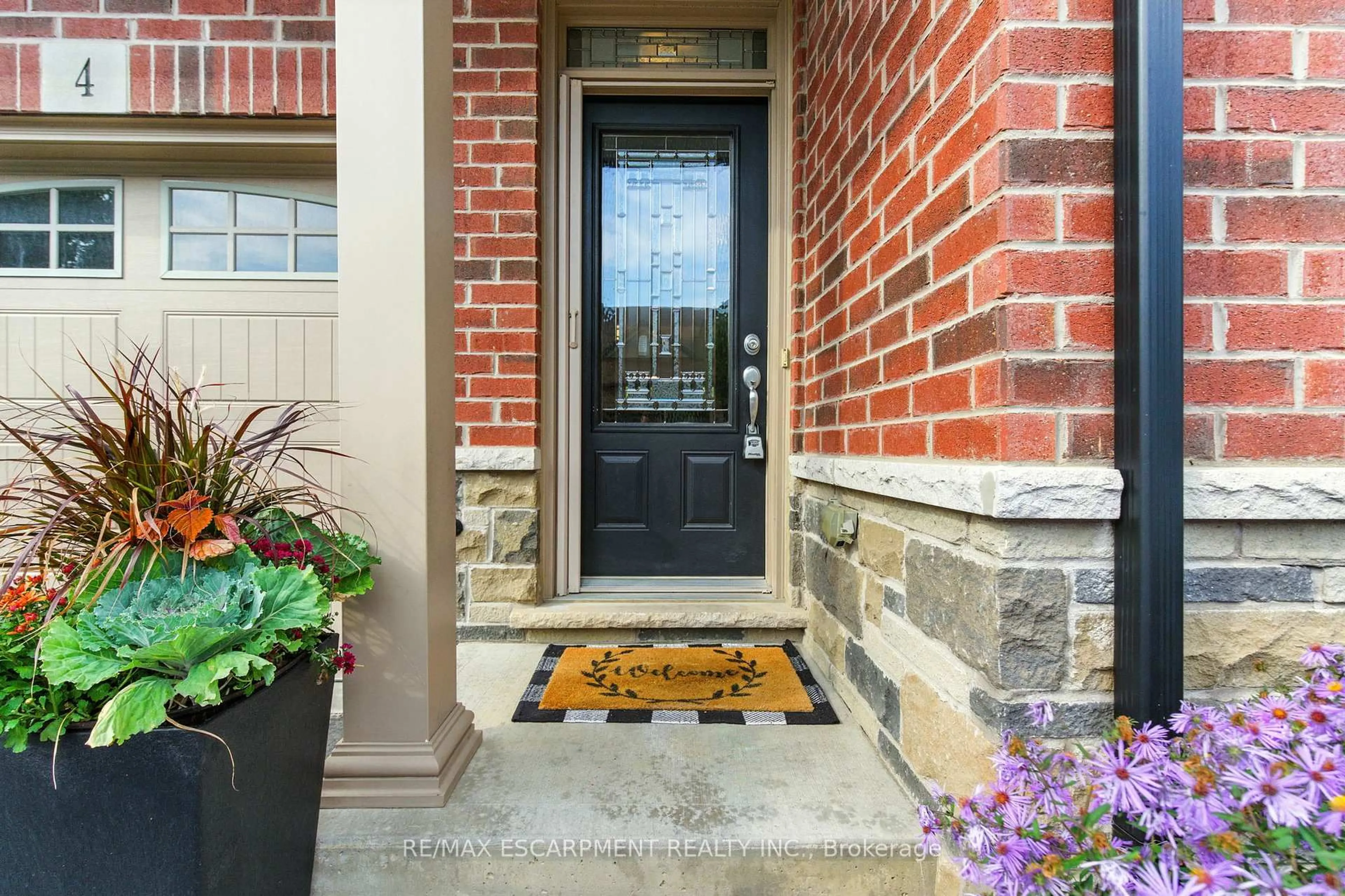 Indoor entryway for 4 Burgundy Grve, Hamilton Ontario L9K 0E7