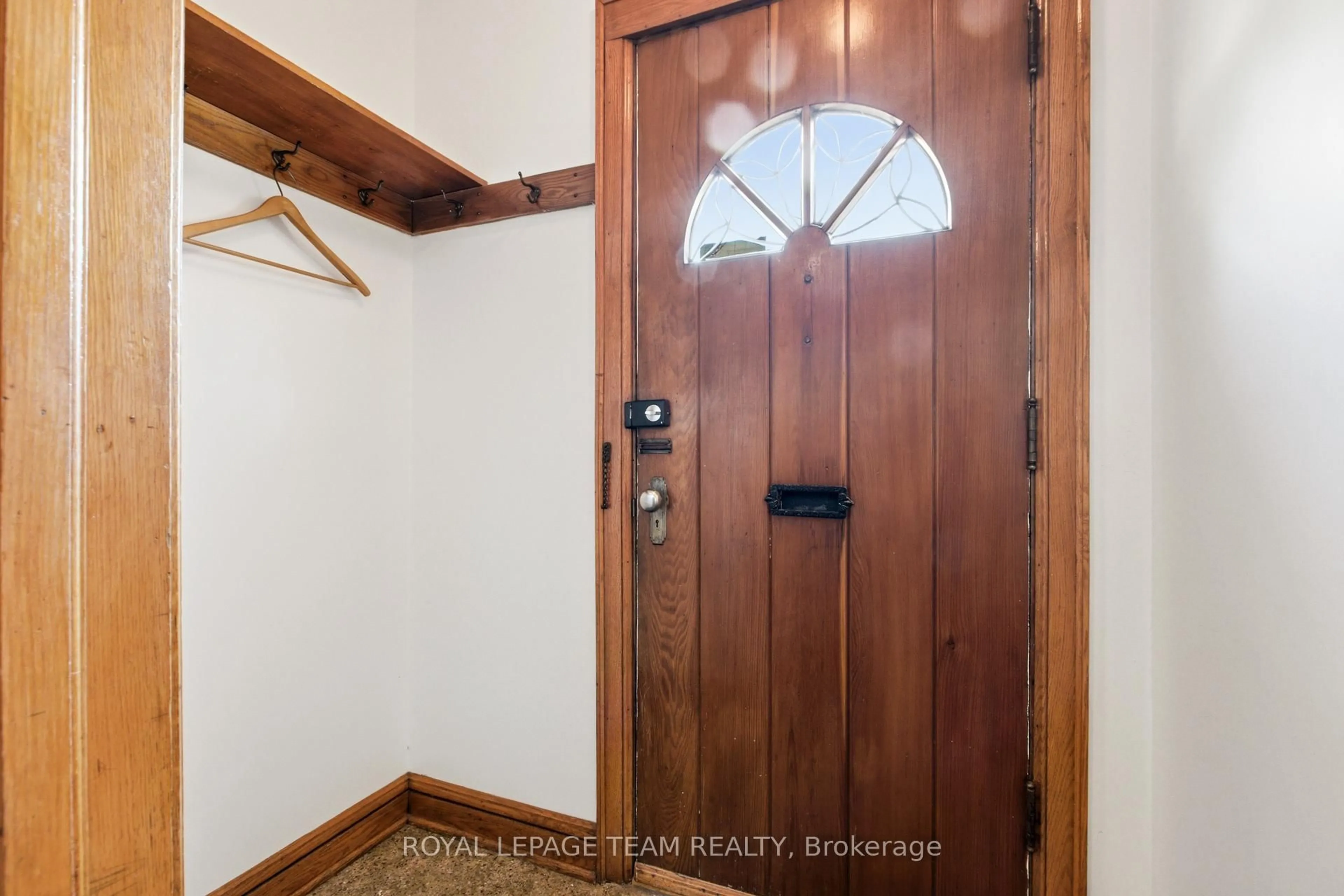 Indoor entryway for 116 Range Rd, Ottawa Ontario K1N 8J8