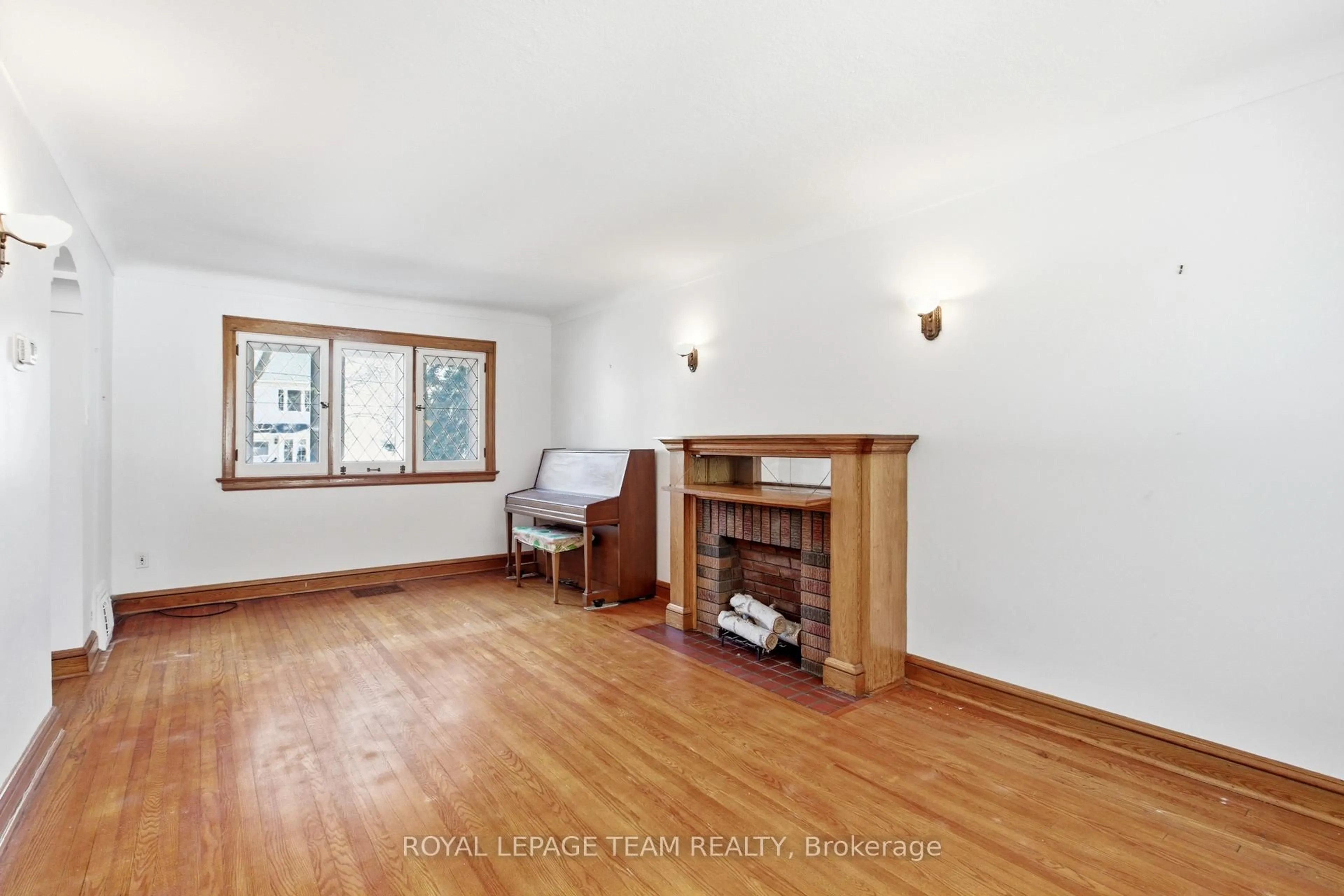 Living room with furniture, wood/laminate floor for 116 Range Rd, Ottawa Ontario K1N 8J8