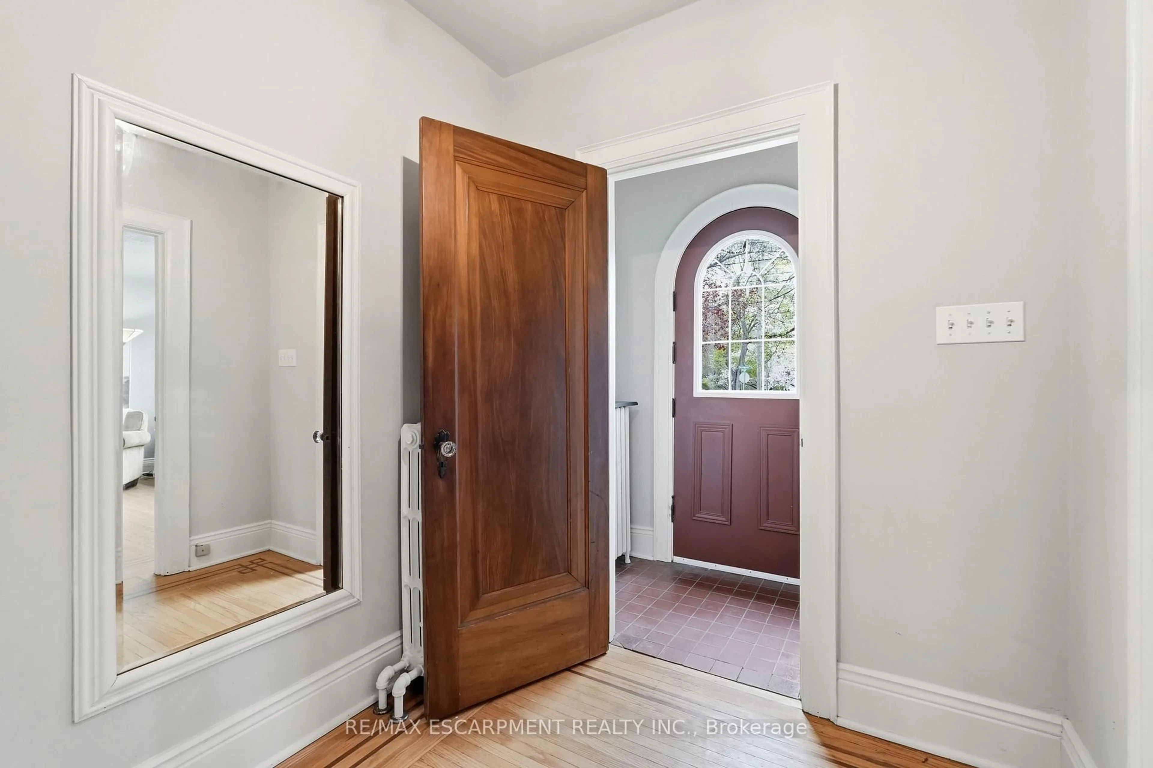 Indoor entryway for 186 Dromore Cres, Hamilton Ontario L8S 4B4