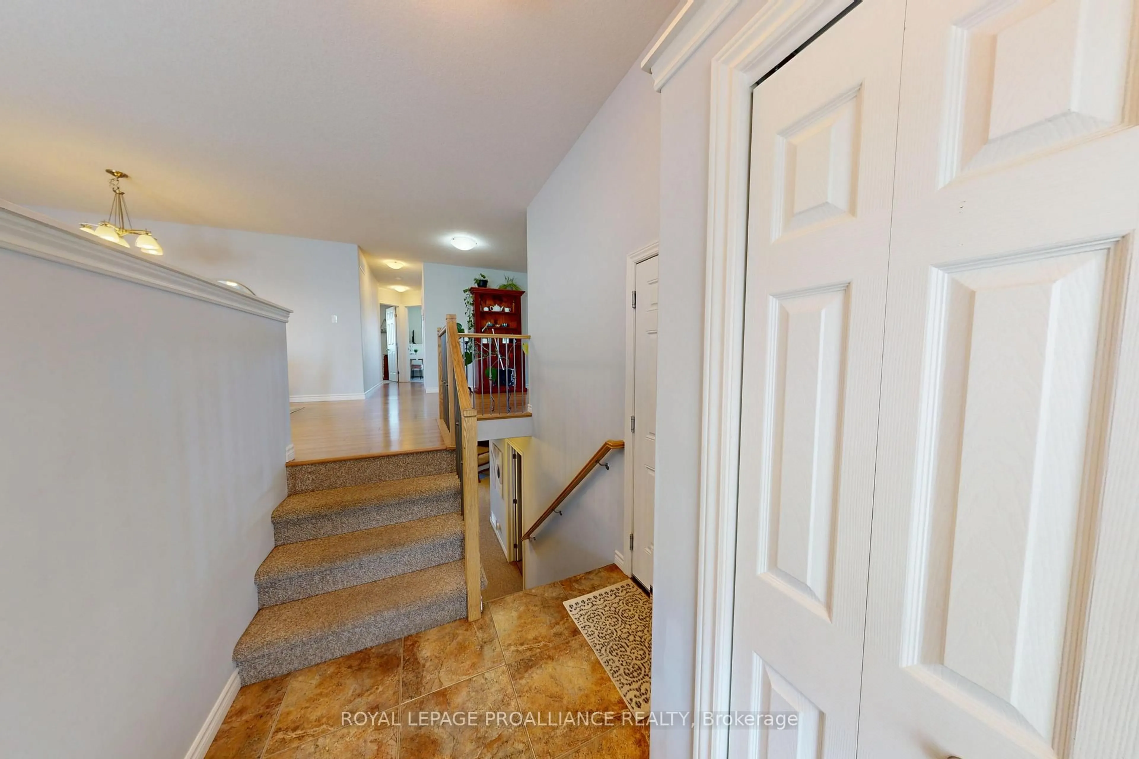 Indoor foyer for 121 Greenhill Lane, Belleville Ontario K8N 0C7