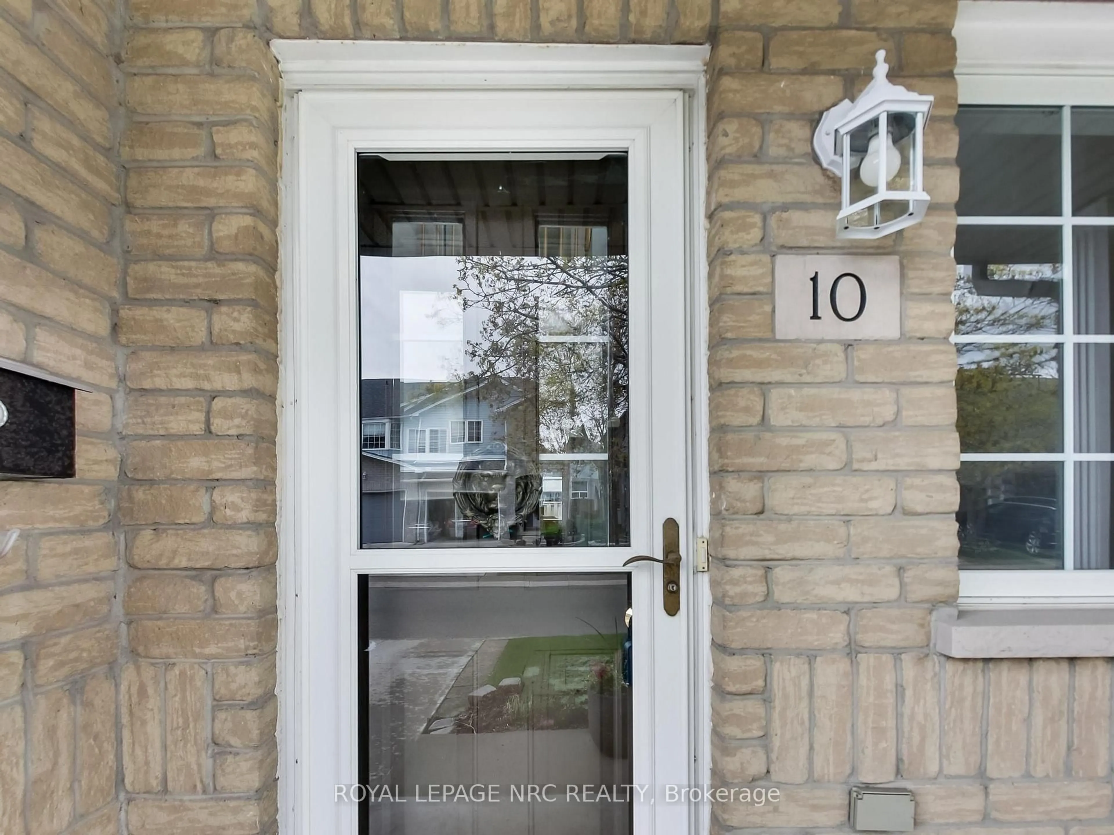 Indoor entryway for 104 Frances Ave #10, Hamilton Ontario L8E 5X3