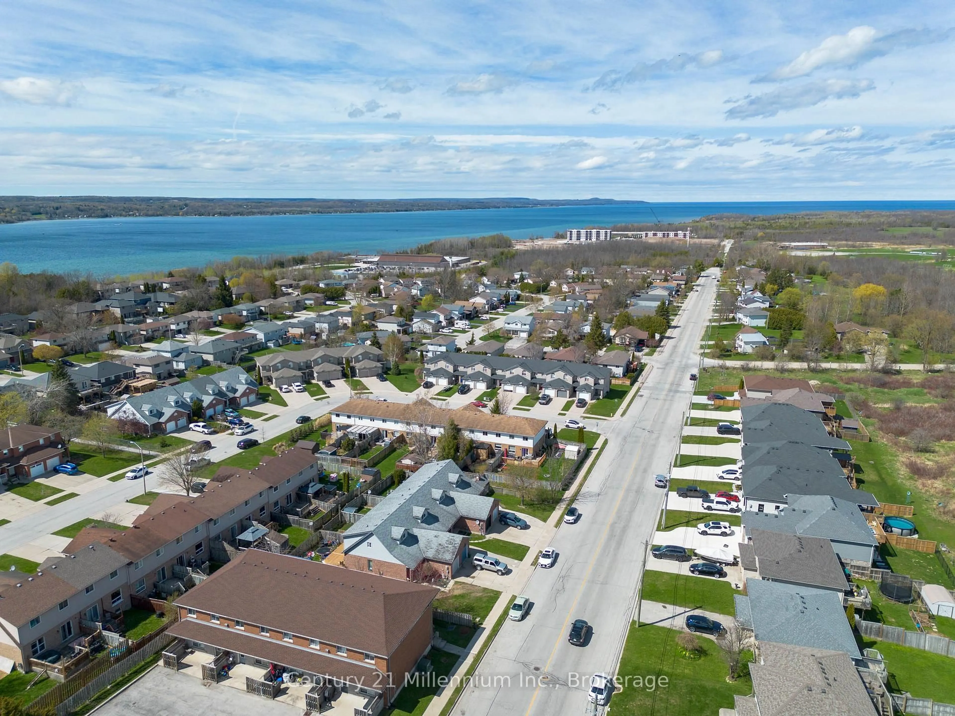 A pic from outside/outdoor area/front of a property/back of a property/a pic from drone, street for 865 25th A St, Owen Sound Ontario N4K 6W6