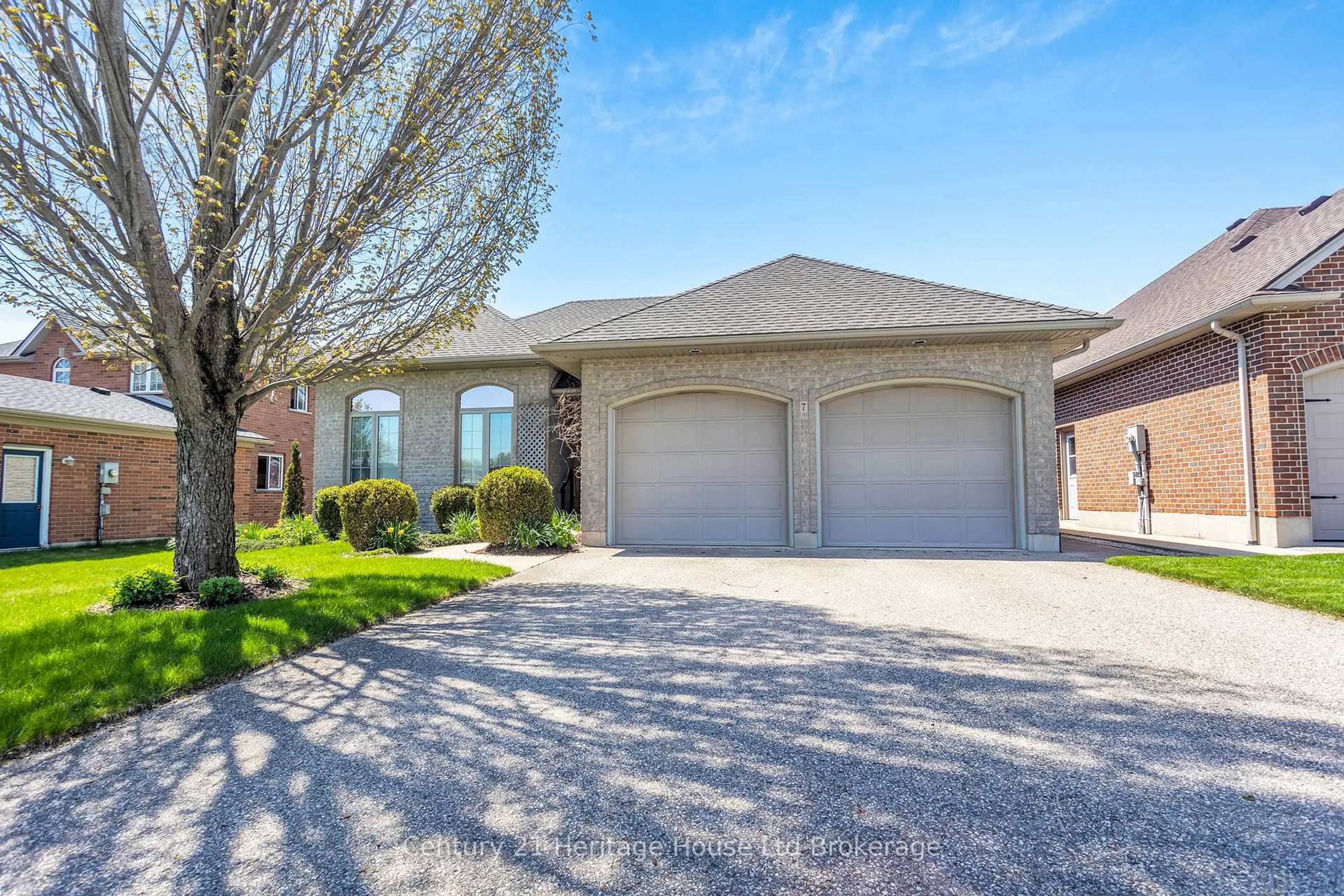 Home with brick exterior material, street for 7 Lyndale Rd, Tillsonburg Ontario N4G 5V9