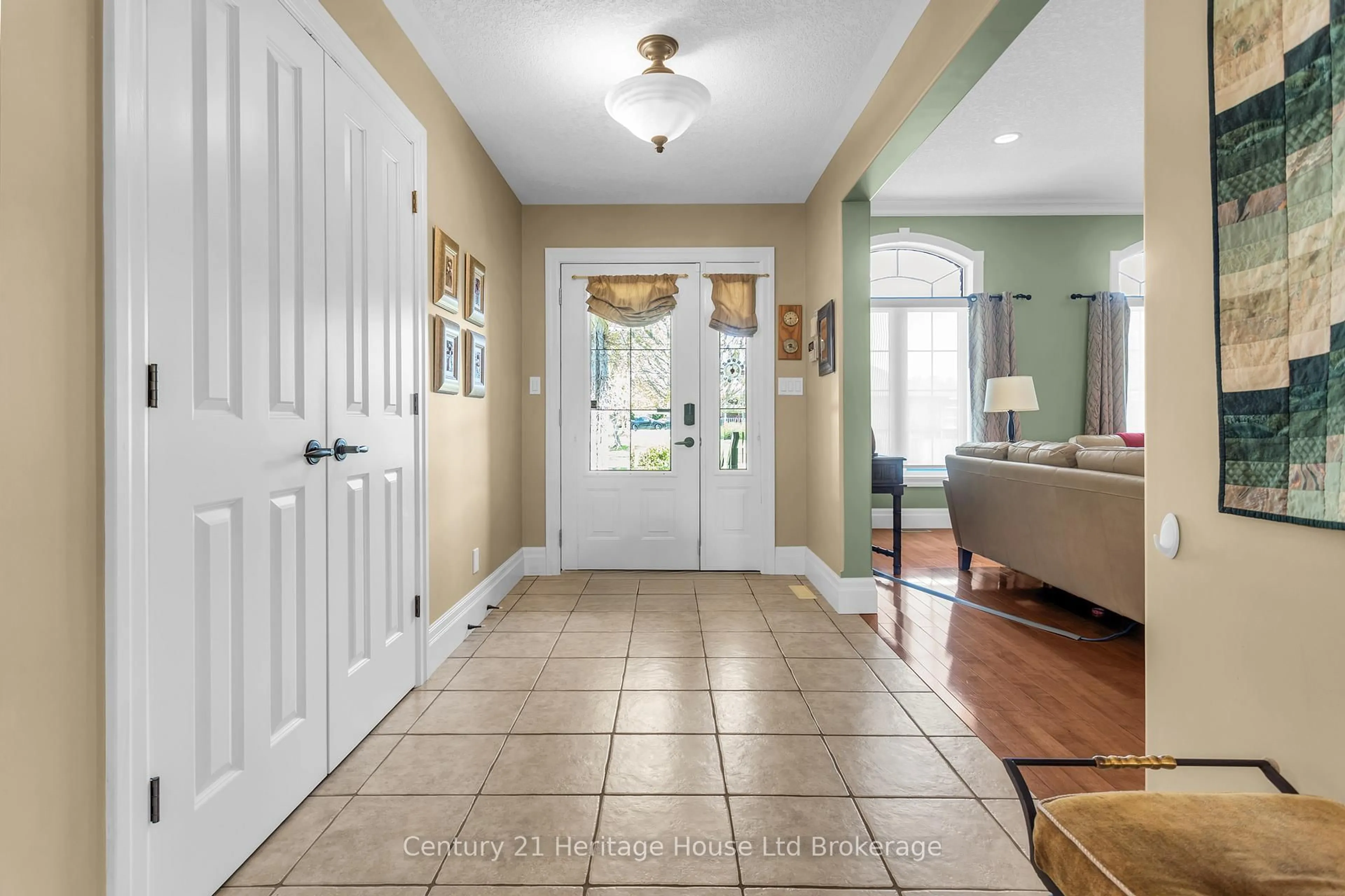 Indoor entryway for 7 Lyndale Rd, Tillsonburg Ontario N4G 5V9