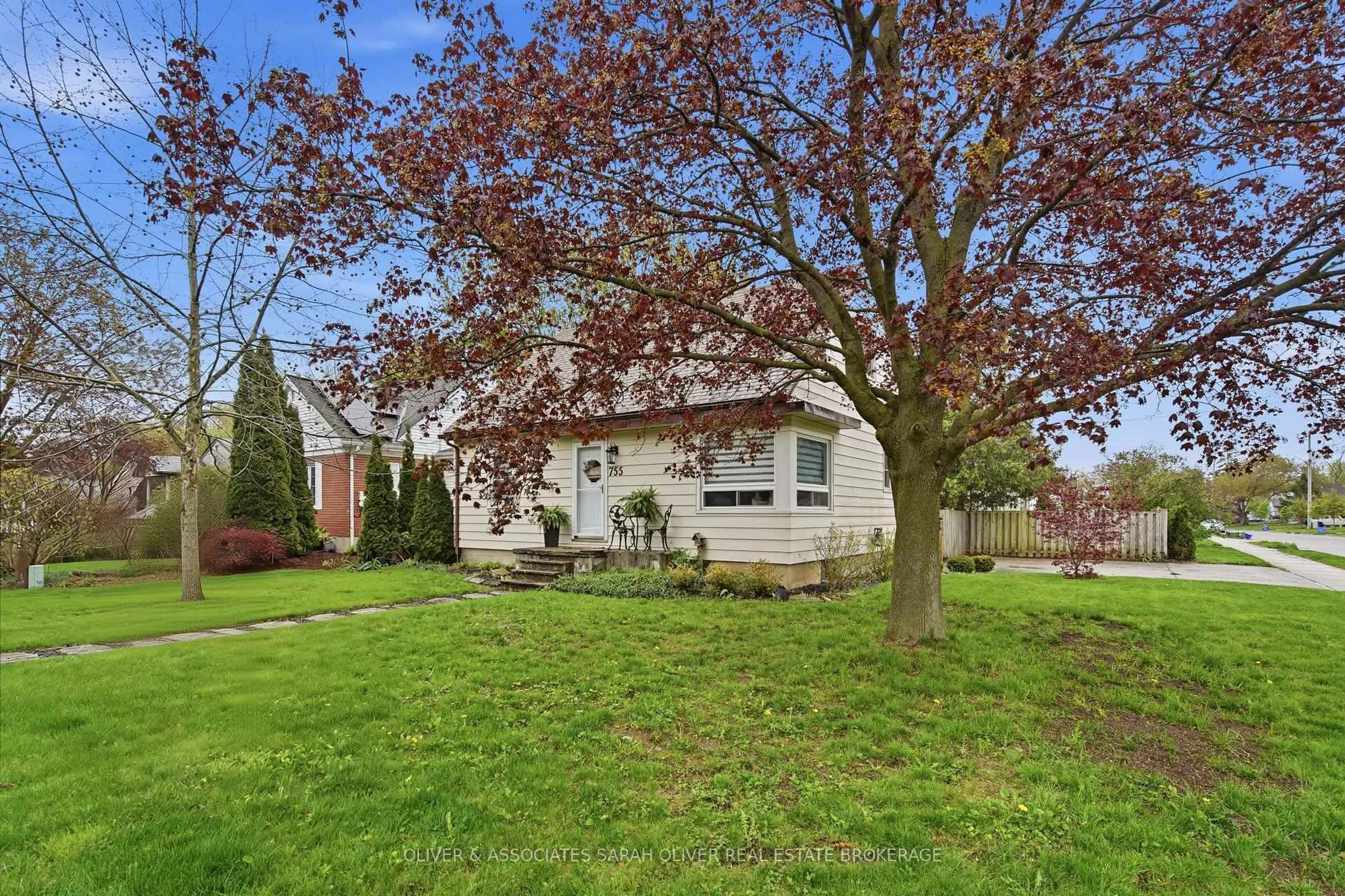 A pic from outside/outdoor area/front of a property/back of a property/a pic from drone, street for 755 Victoria St, London East Ontario N5Y 4C8