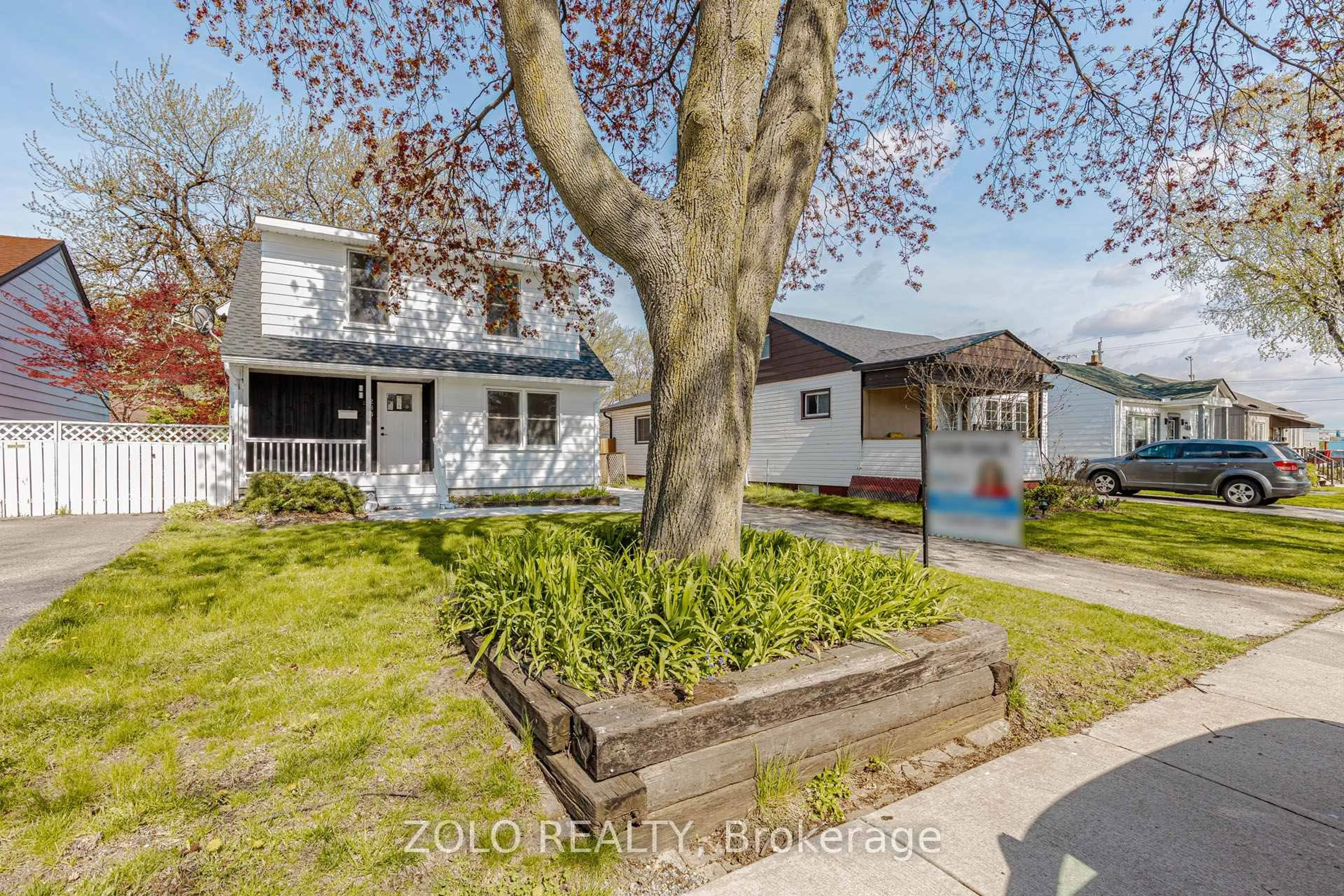 A pic from outside/outdoor area/front of a property/back of a property/a pic from drone, street for 283 Ivon Ave, Hamilton Ontario L8H 5T3