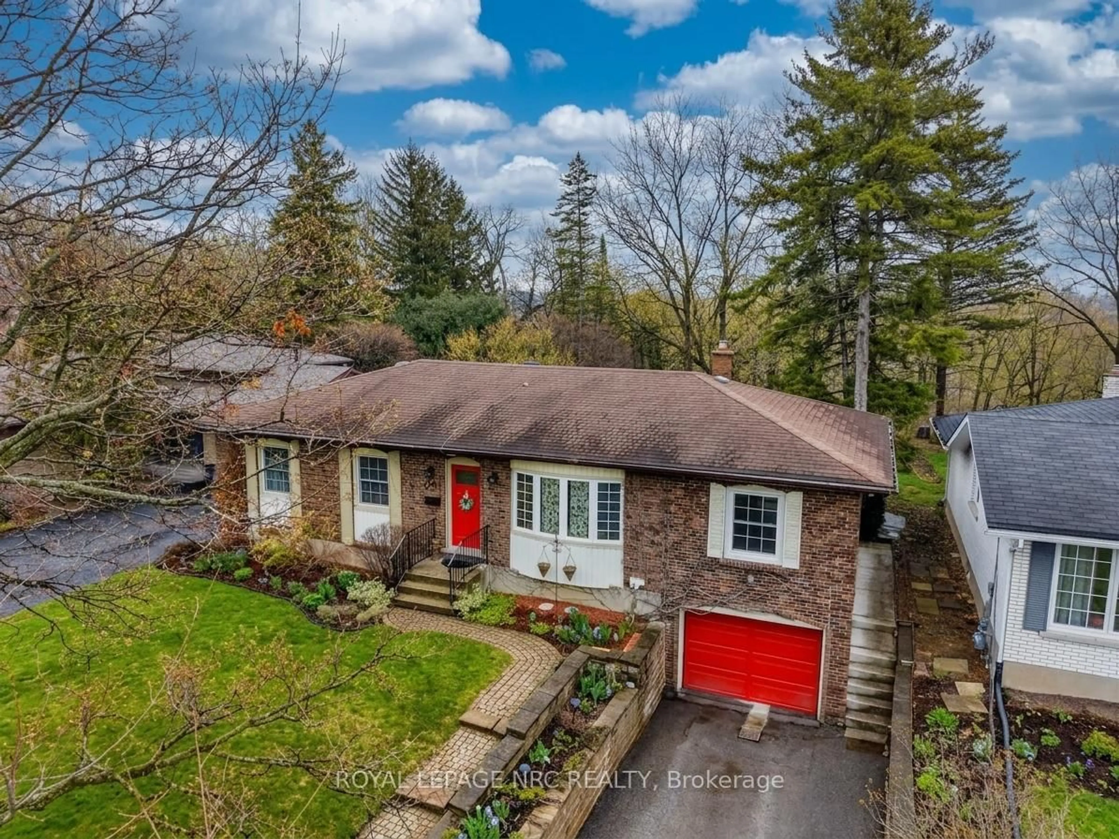 A pic from outside/outdoor area/front of a property/back of a property/a pic from drone, unknown for 16 Rosemore Rd, St. Catharines Ontario L2S 1A8