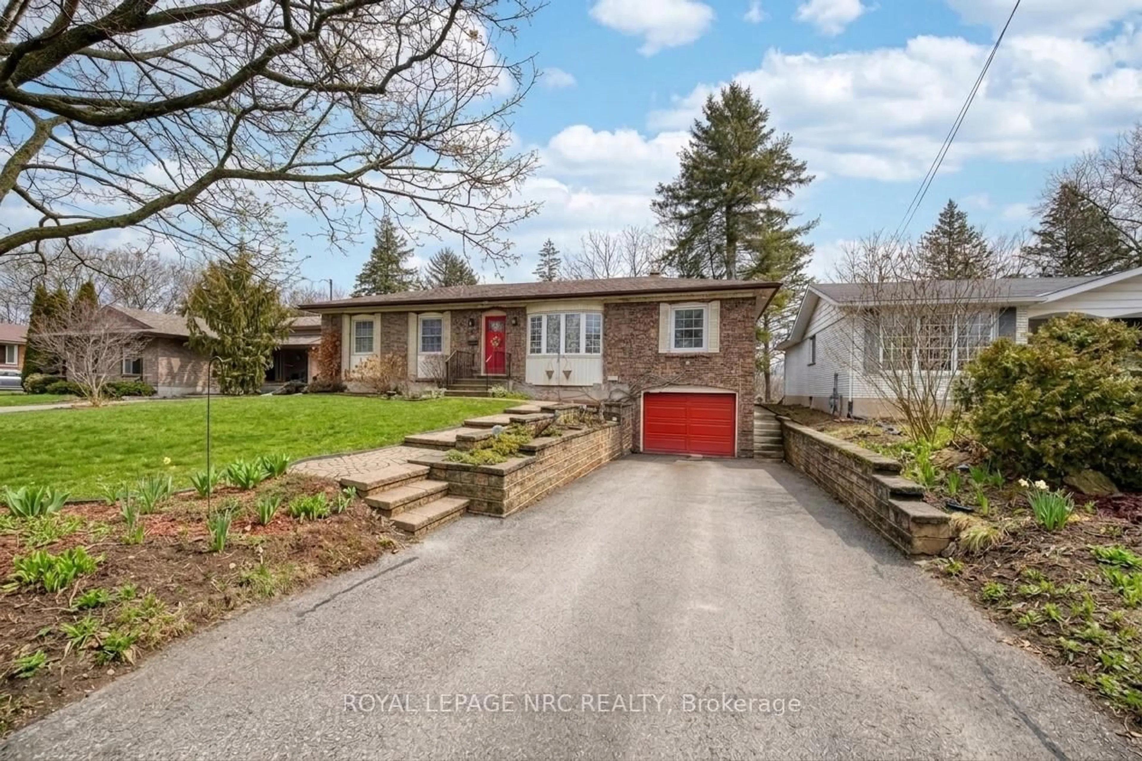 A pic from outside/outdoor area/front of a property/back of a property/a pic from drone, street for 16 Rosemore Rd, St. Catharines Ontario L2S 1A8