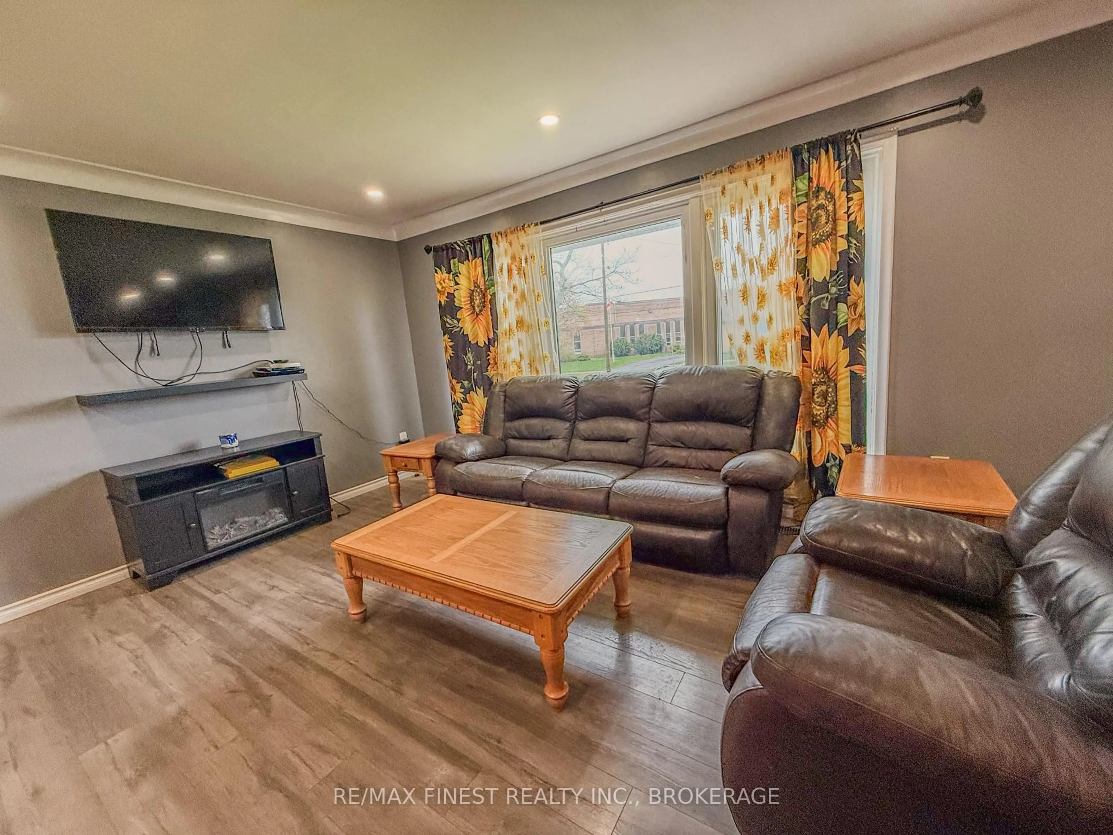 Living room with furniture, wood/laminate floor for 59 Fairfield Blvd, Loyalist Ontario K7N 1L3