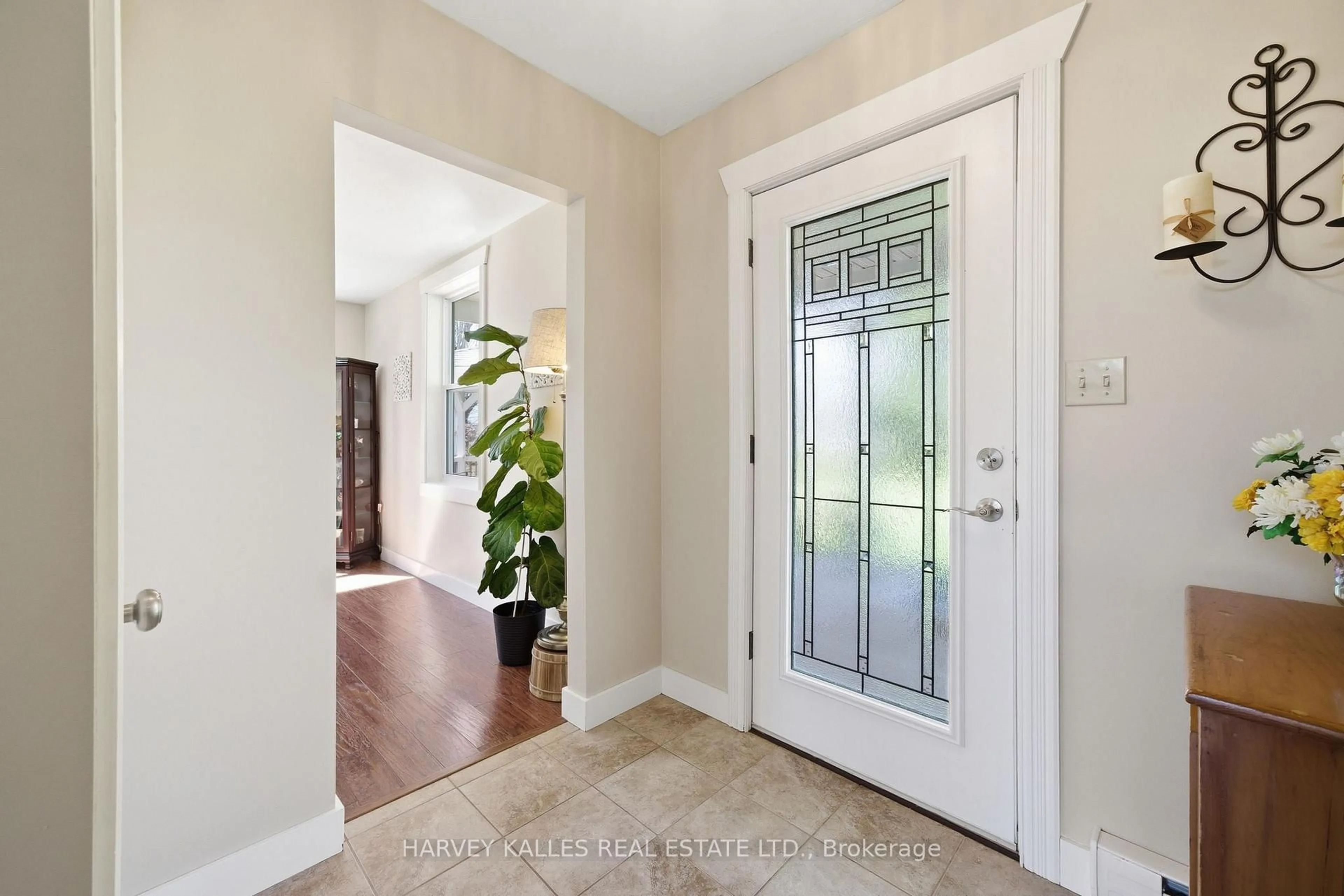 Indoor entryway for 17682 Loyalist Pkwy, Prince Edward County Ontario K0K 3L0