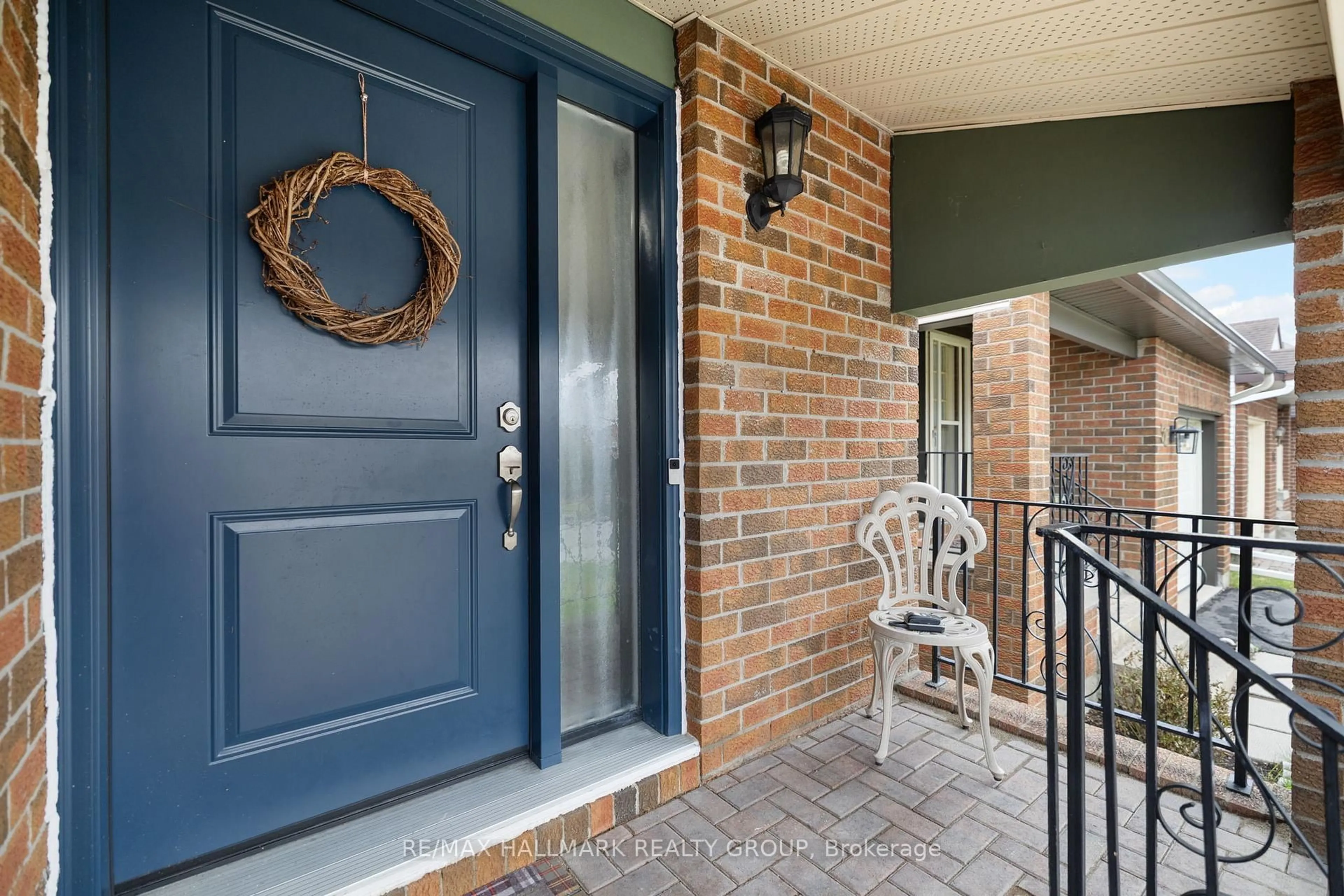 Indoor entryway for 54 Fireside Cres, Ottawa Ontario K1T 1Z4
