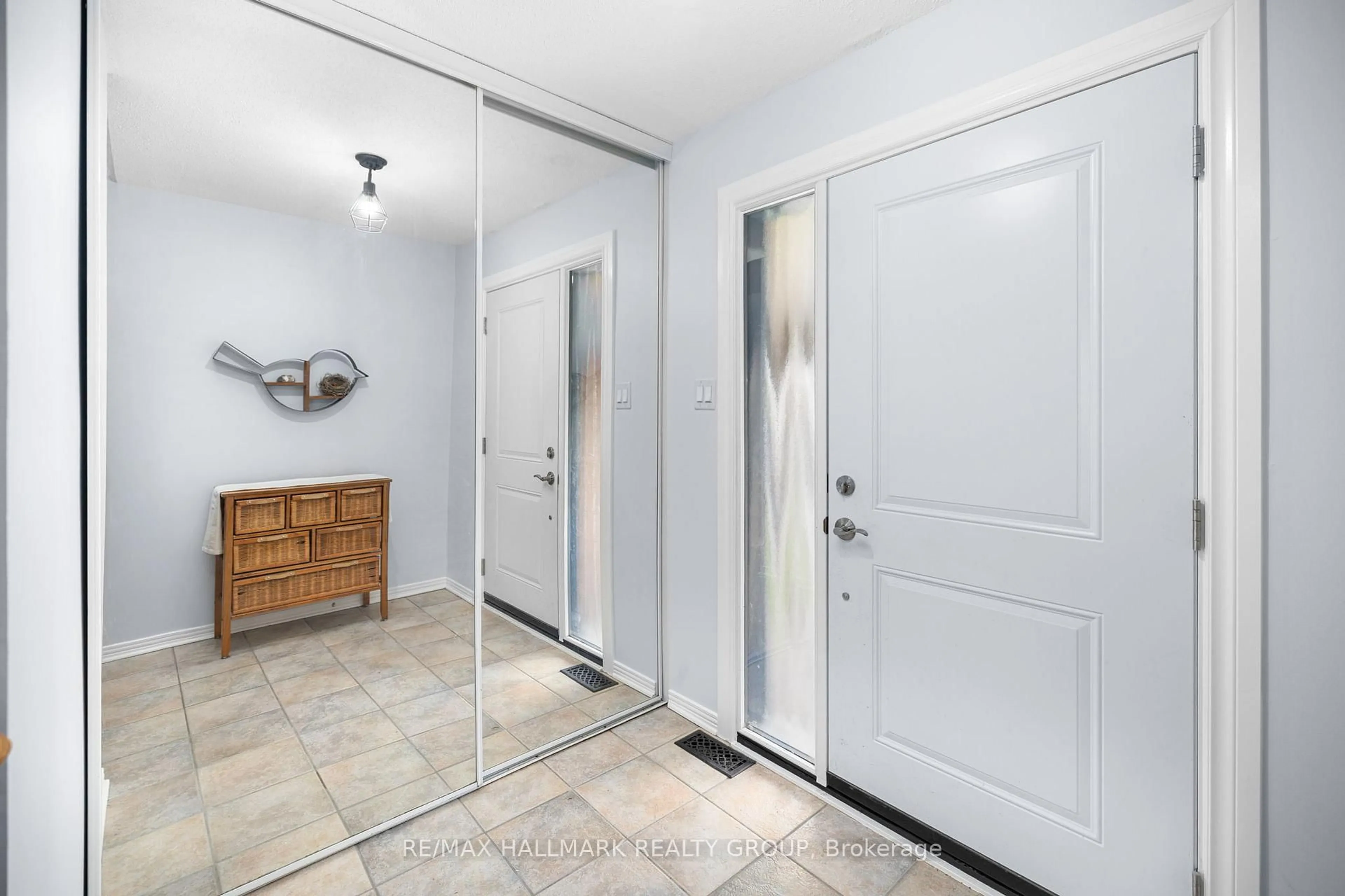 Indoor entryway for 54 Fireside Cres, Ottawa Ontario K1T 1Z4
