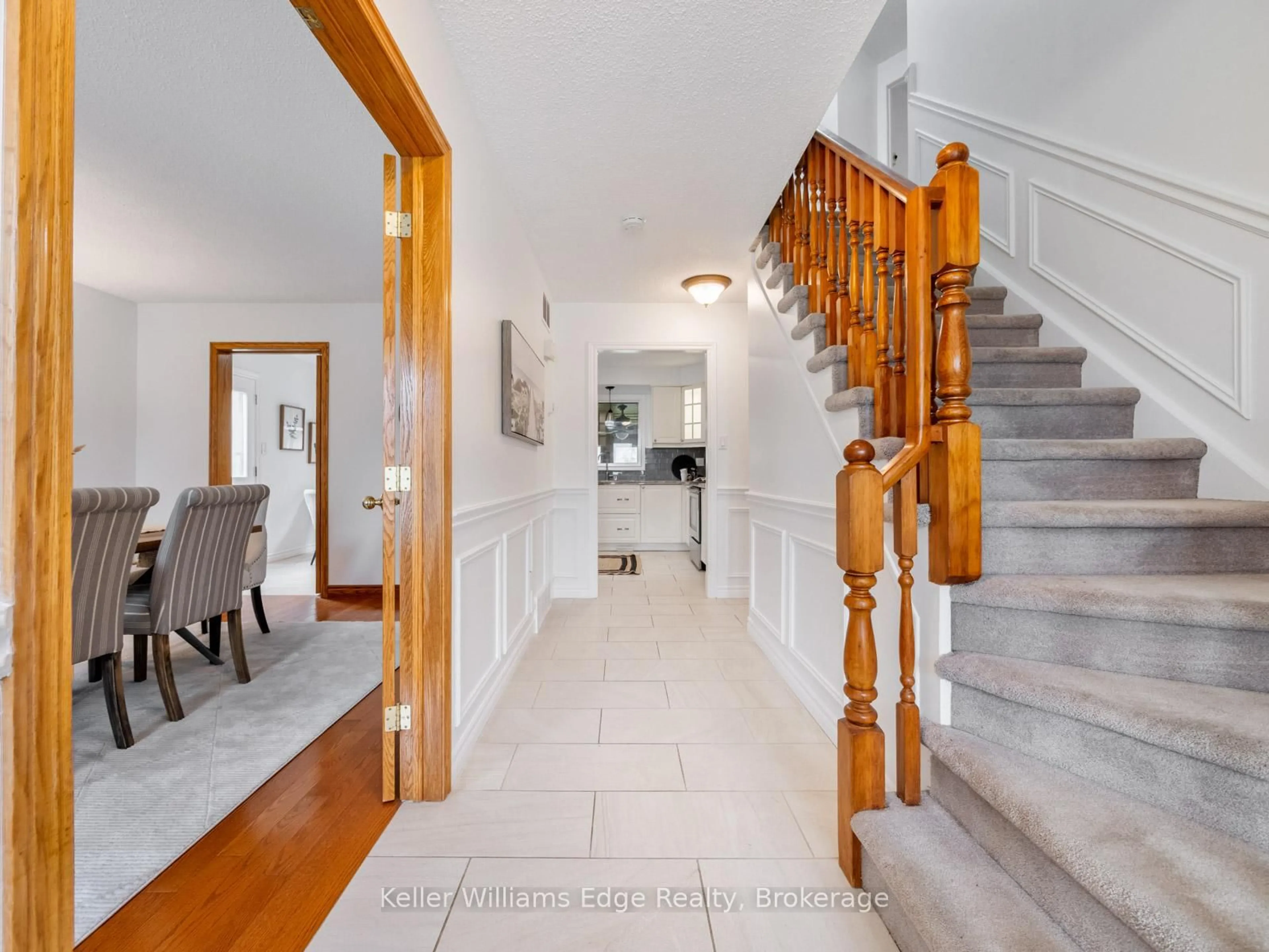 Indoor foyer for 23 Ridgewood Blvd, Hamilton Ontario L9H 7A4
