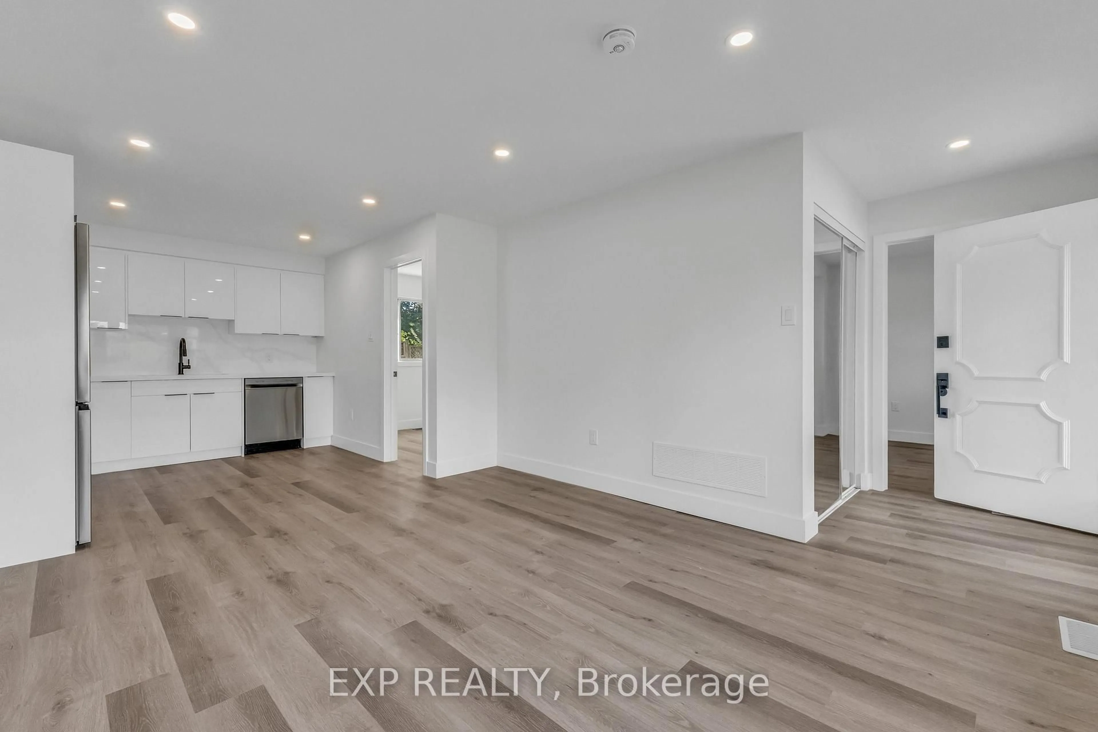 A pic of a room for 113 Green Rd, Hamilton Ontario L8G 3W9