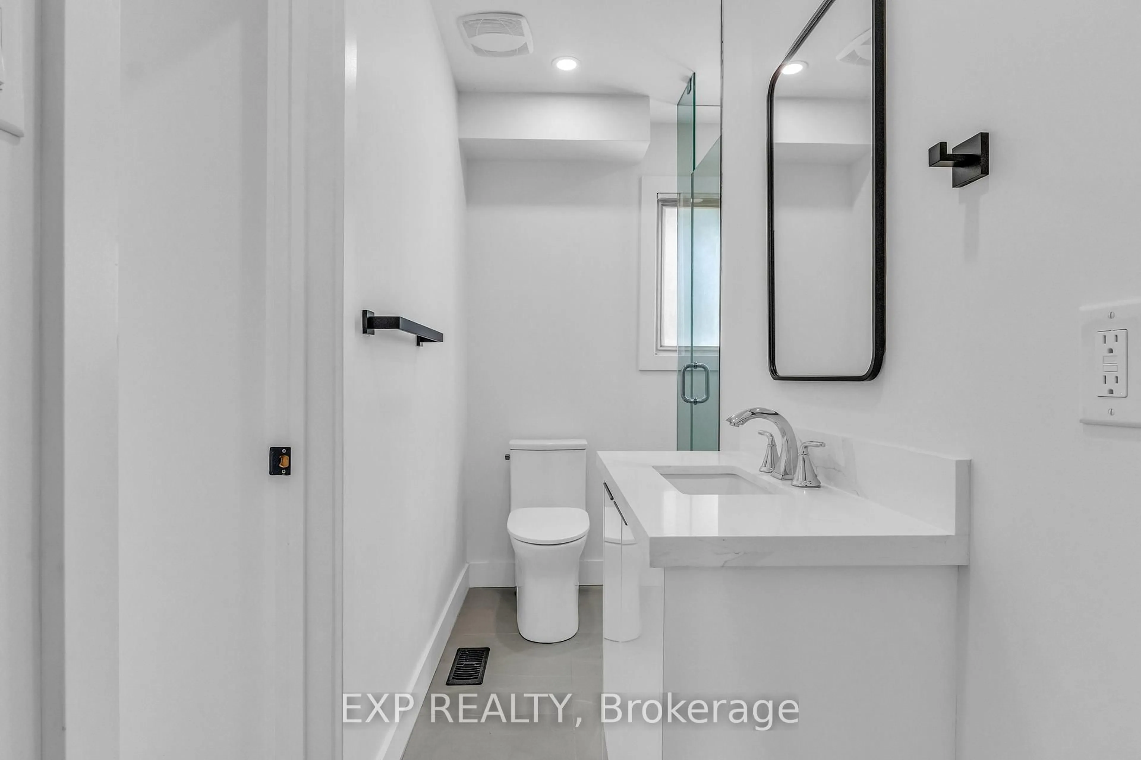 Standard bathroom, ceramic/tile floor for 113 Green Rd, Hamilton Ontario L8G 3W9
