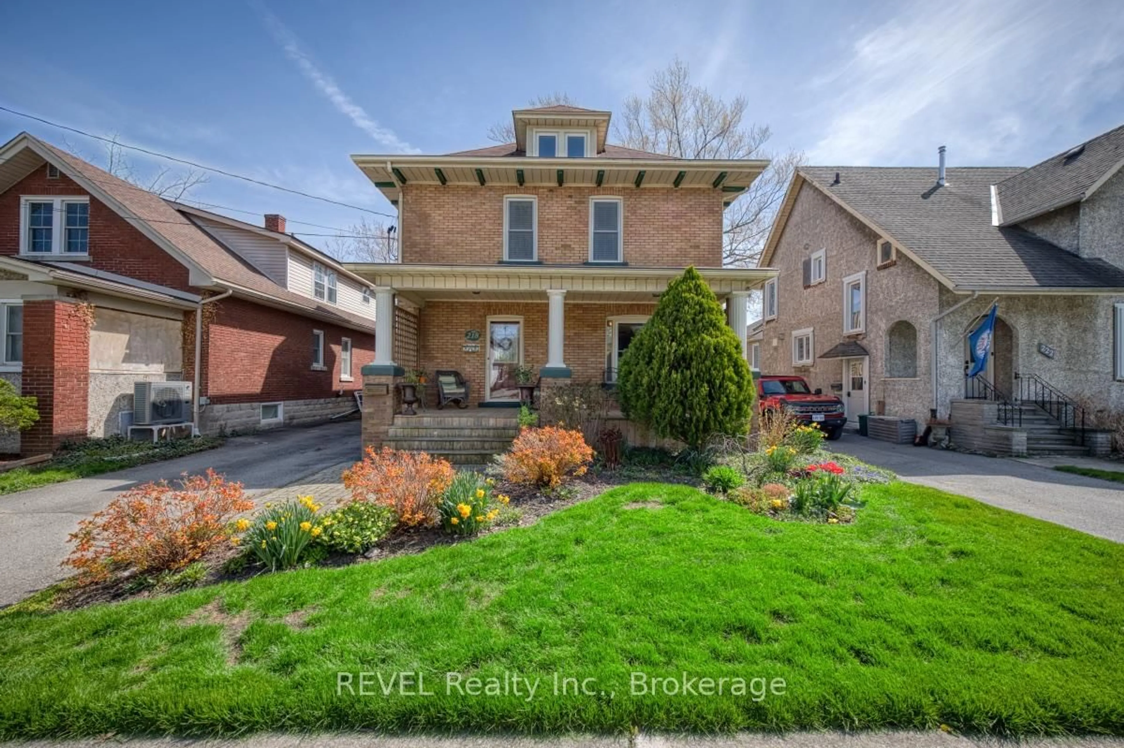 A pic from outside/outdoor area/front of a property/back of a property/a pic from drone, street for 218 Kent St, Port Colborne Ontario L3K 3A1