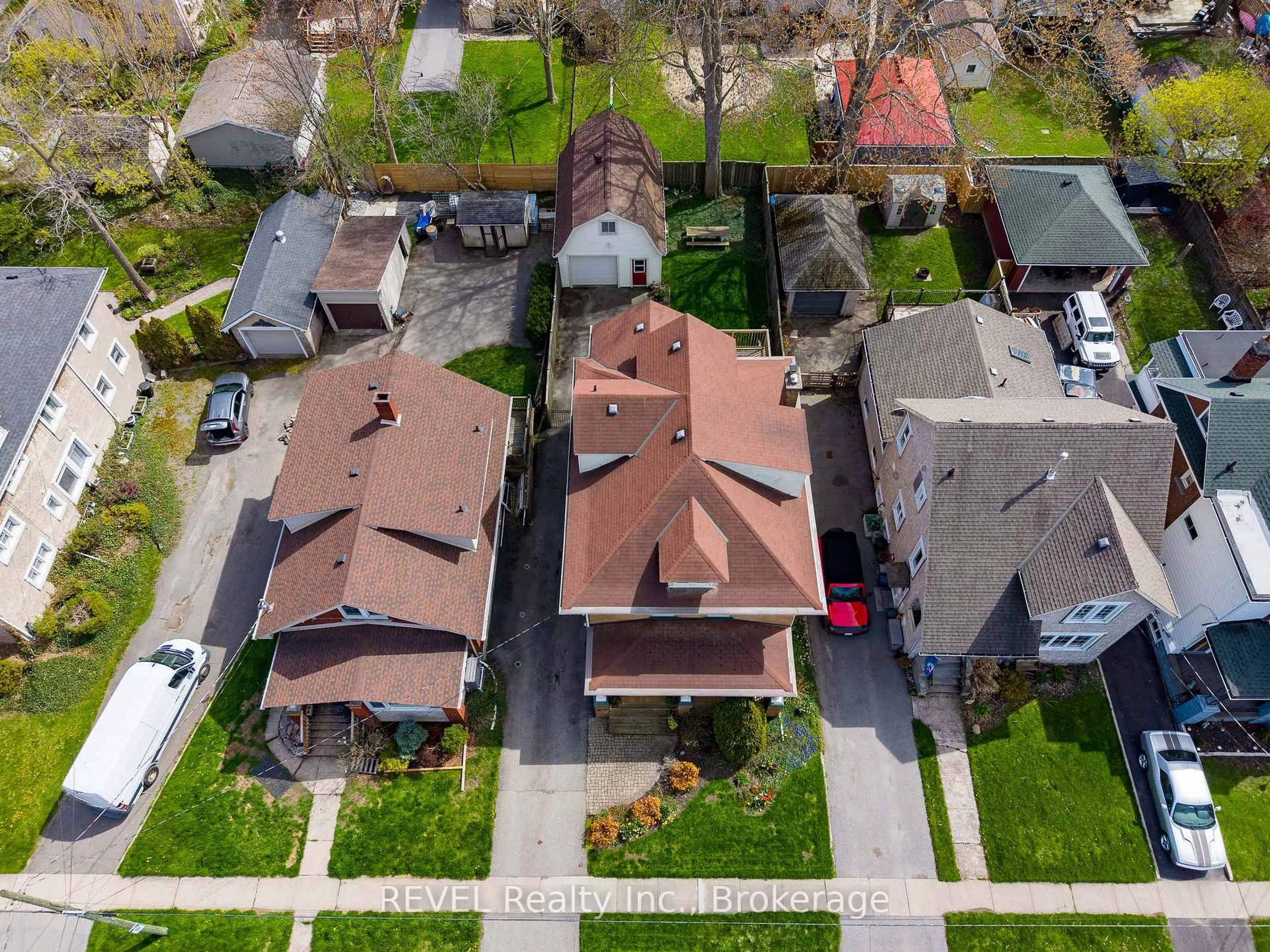 A pic from outside/outdoor area/front of a property/back of a property/a pic from drone, street for 218 Kent St, Port Colborne Ontario L3K 3A1