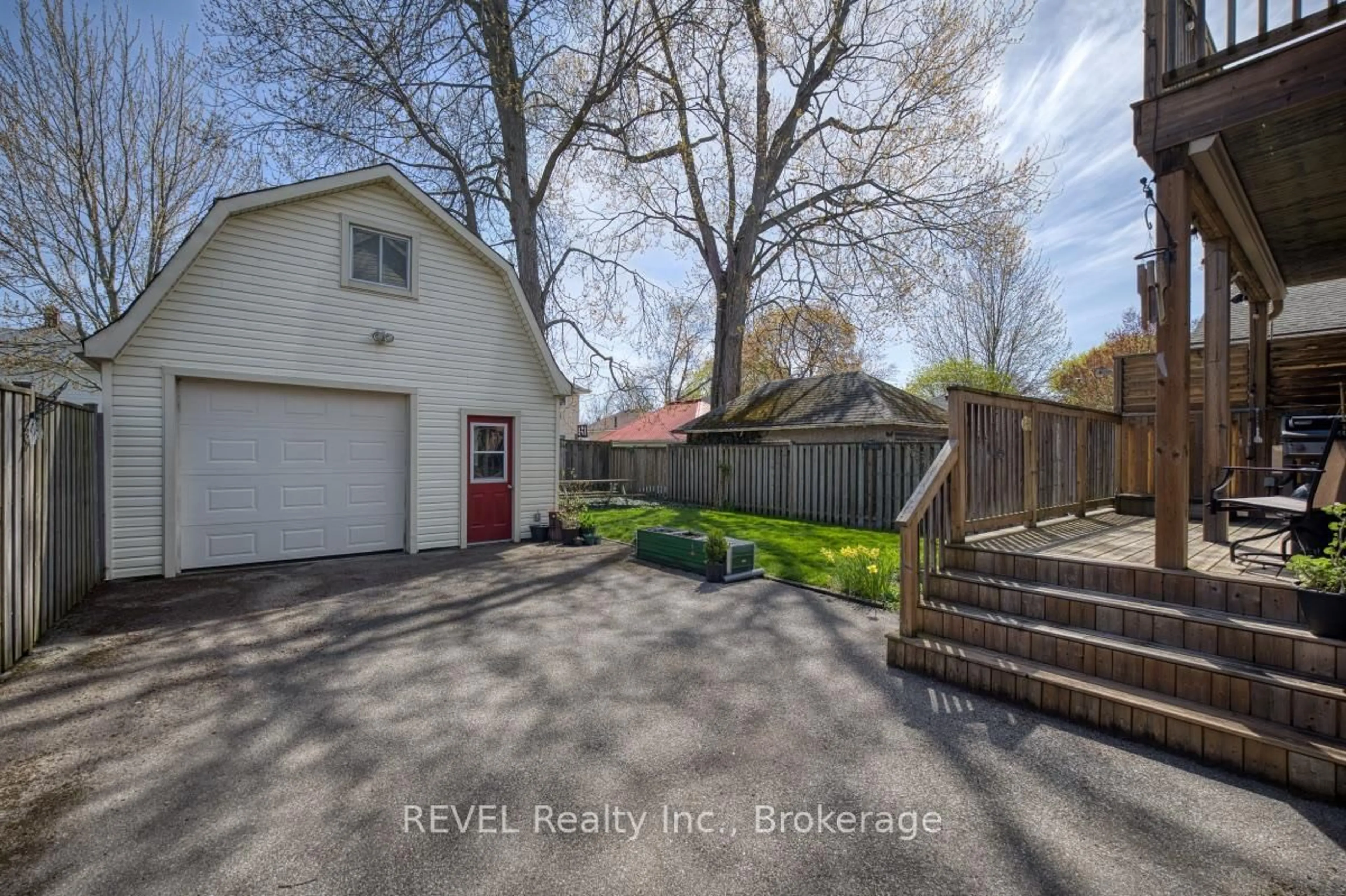A pic from outside/outdoor area/front of a property/back of a property/a pic from drone, street for 218 Kent St, Port Colborne Ontario L3K 3A1