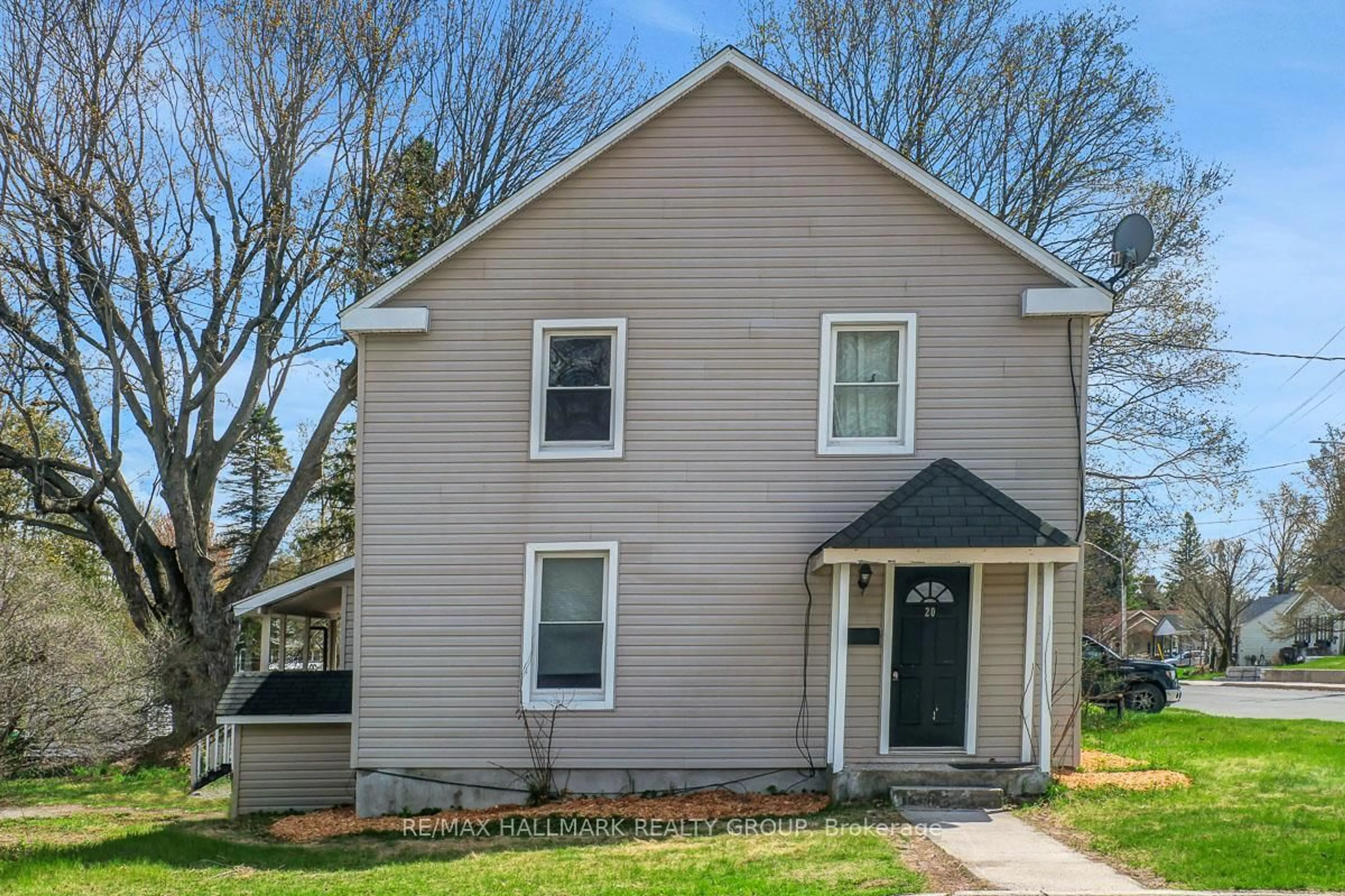 Home with vinyl exterior material, street for 20 Brock St, Perth Ontario K7H 1Z1
