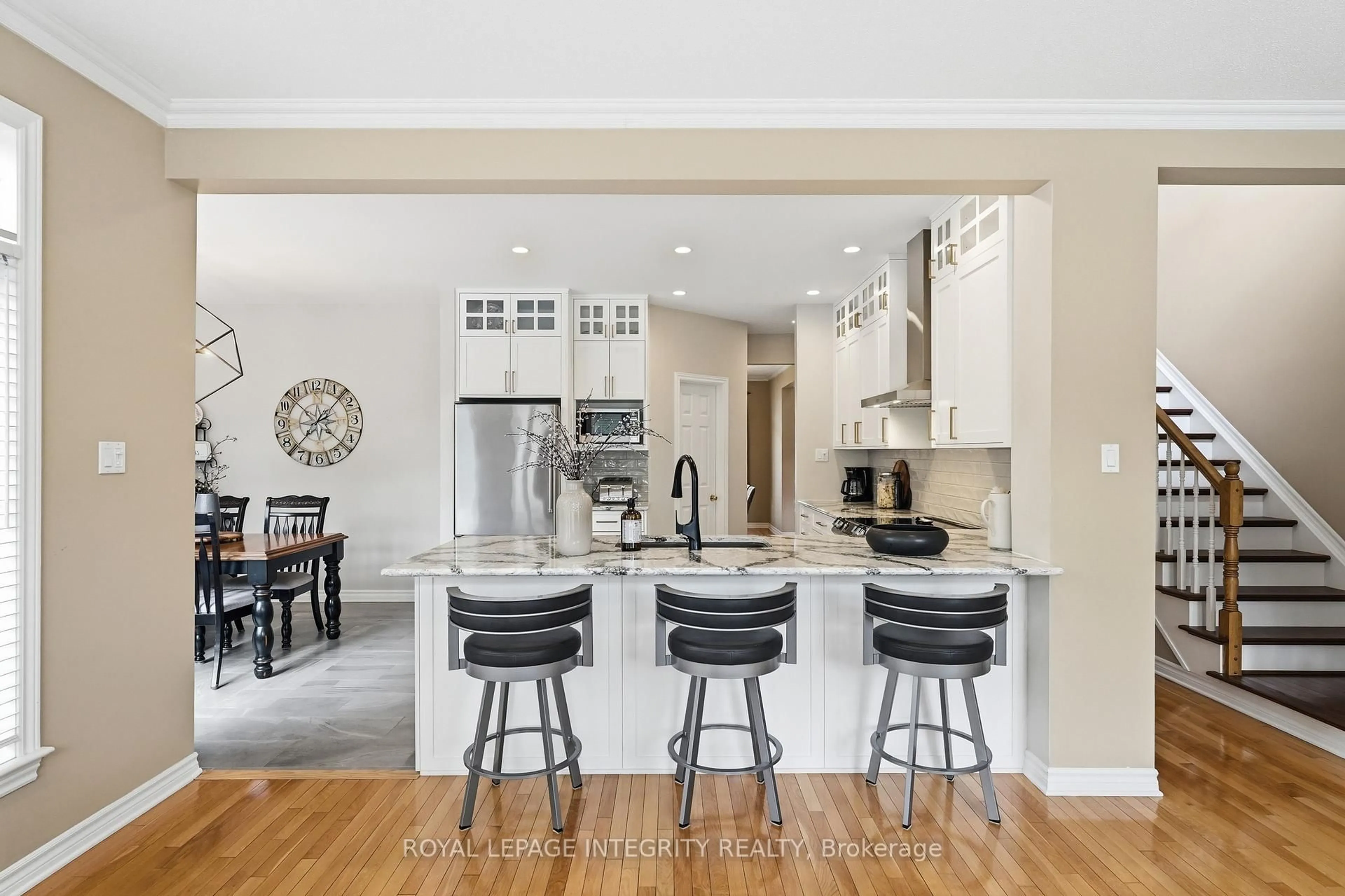 Open concept kitchen, ceramic/tile floor for 578 Devonwood Circ, Gloucester Ontario K1T 4E6