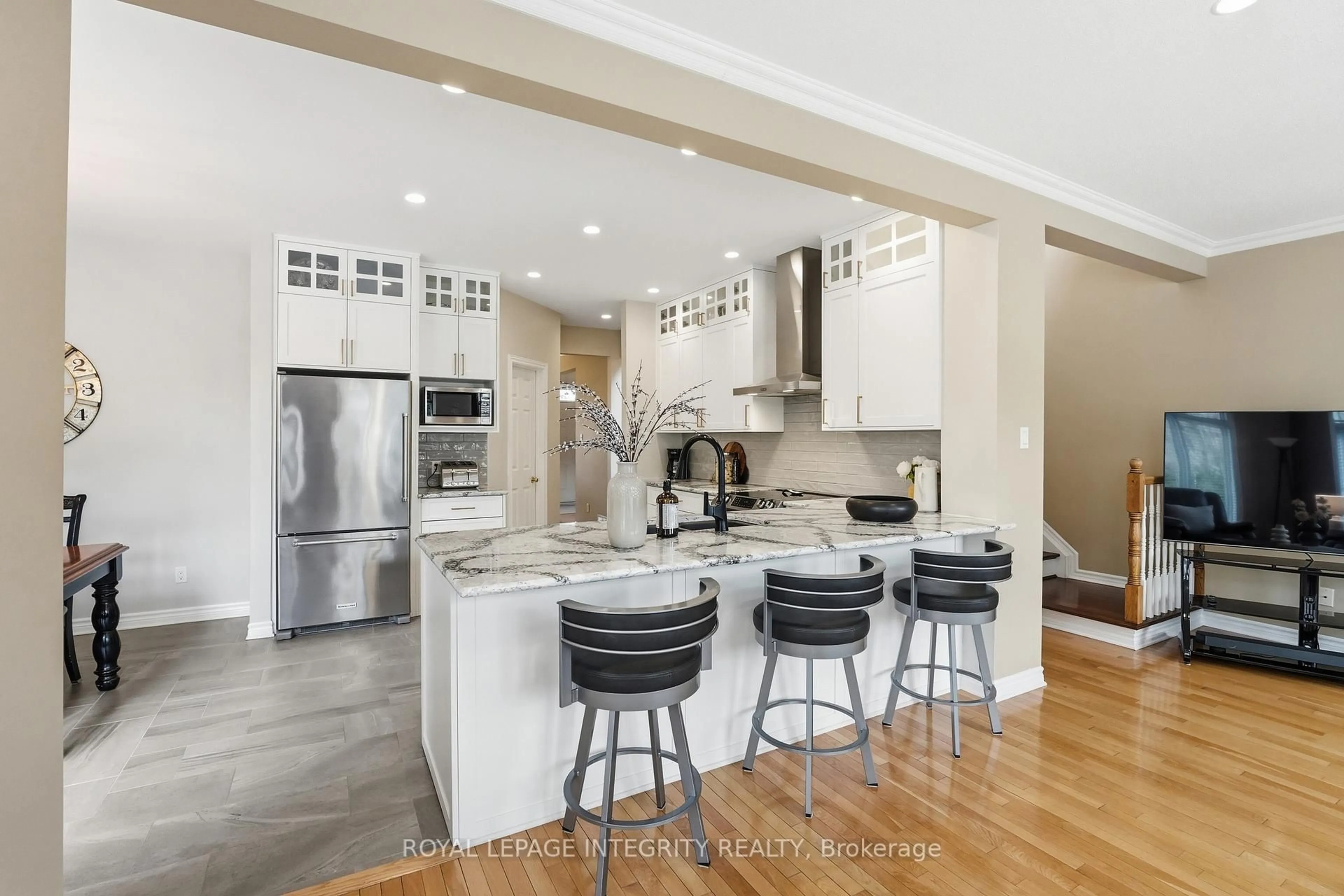 Open concept kitchen, unknown for 578 Devonwood Circ, Gloucester Ontario K1T 4E6