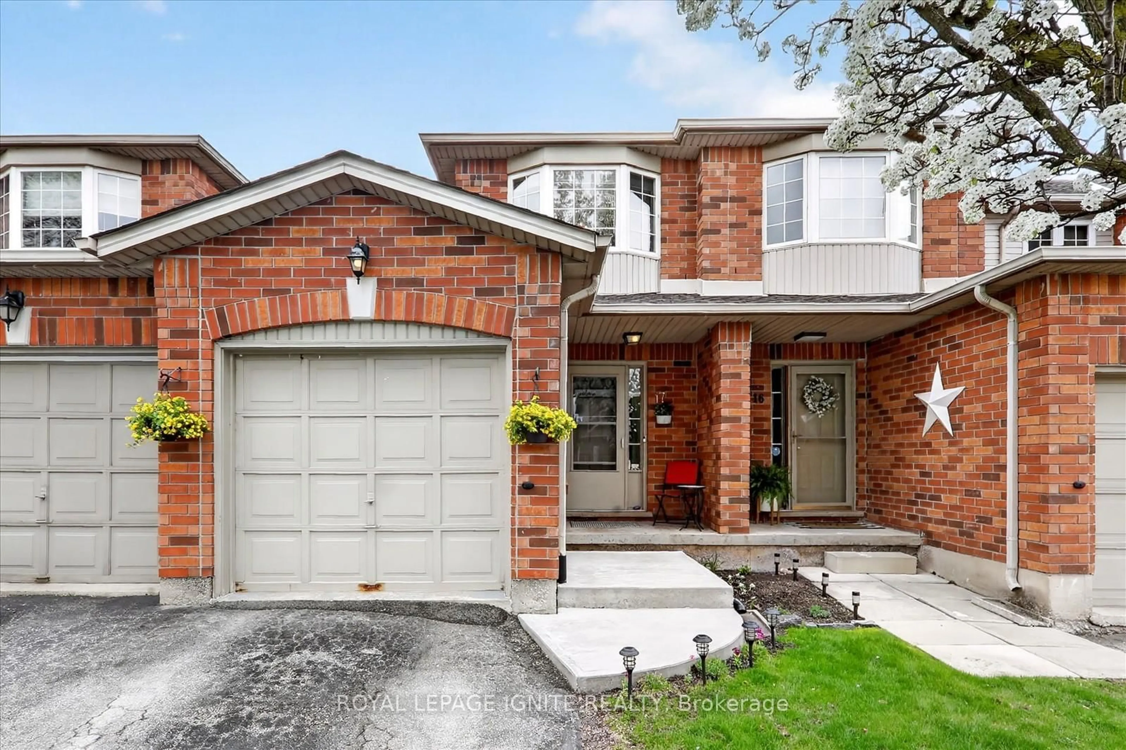 Home with brick exterior material, street for 174 Highbury Dr #17, Hamilton Ontario L8J 3T8