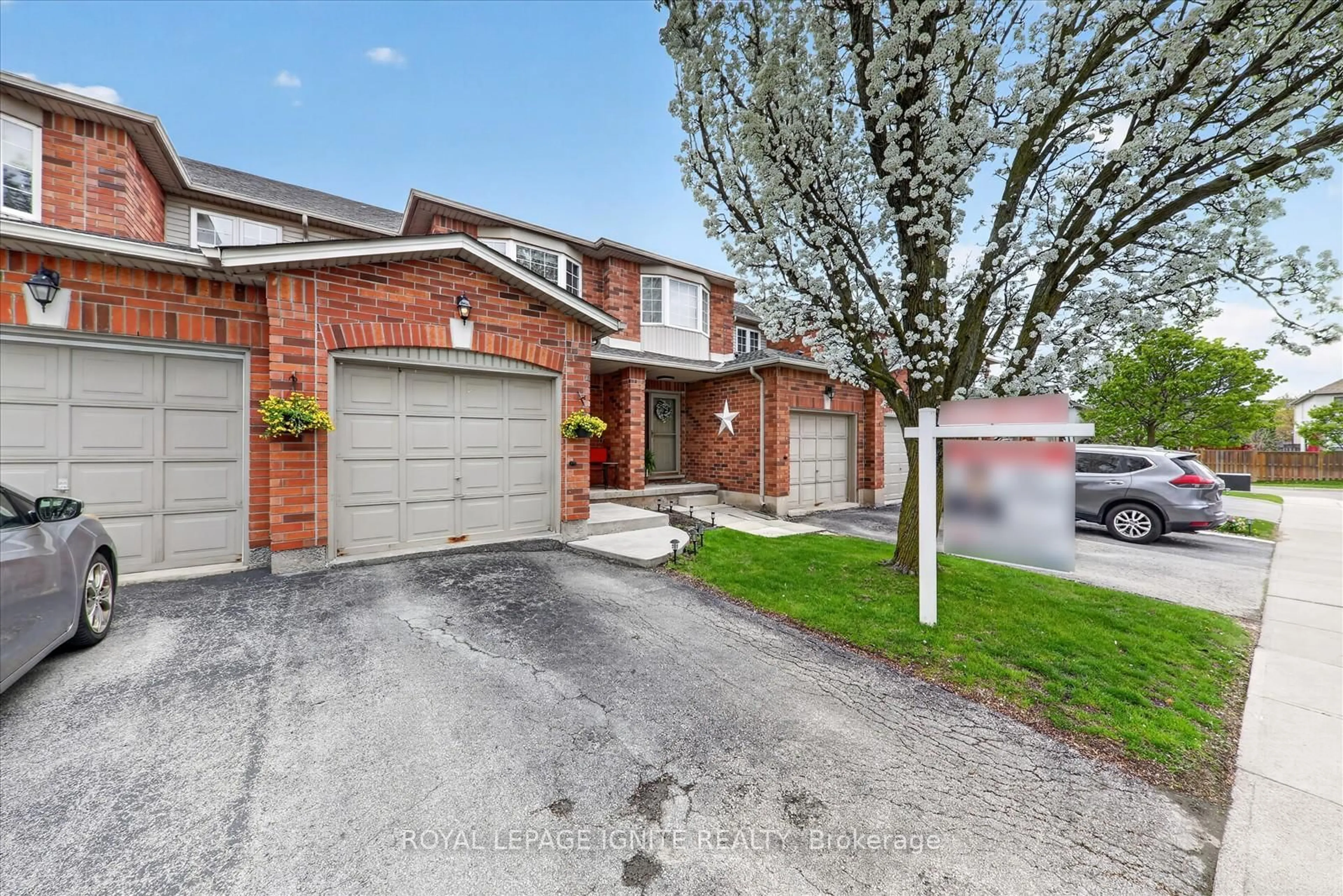 Home with brick exterior material, street for 174 Highbury Dr #17, Hamilton Ontario L8J 3T8